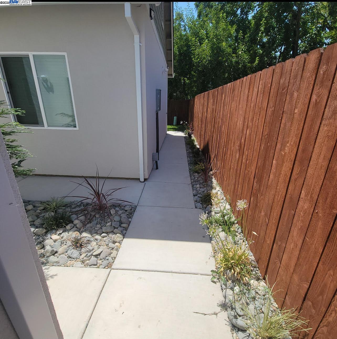 Detail Gallery Image 2 of 15 For 2625 Beaumont Ave, Sacramento,  CA 95815 - 2 Beds | 1 Baths