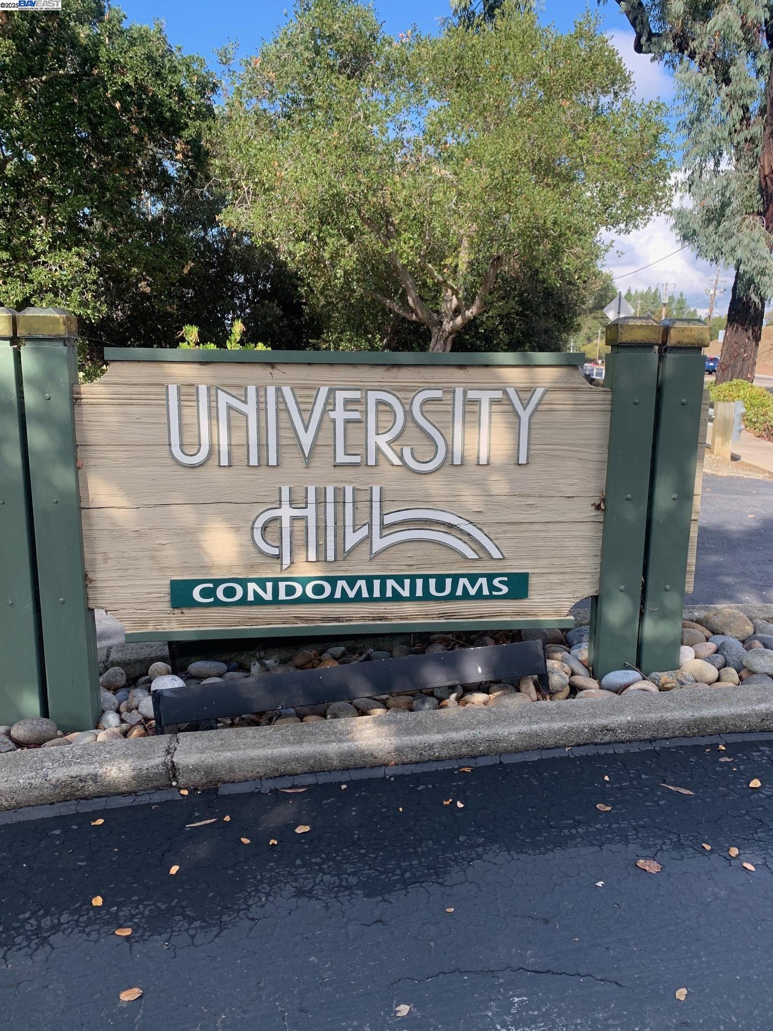 Detail Gallery Image 3 of 22 For 2485 Saint Helena Dr. #3,  Hayward,  CA 94542 - 1 Beds | 1 Baths