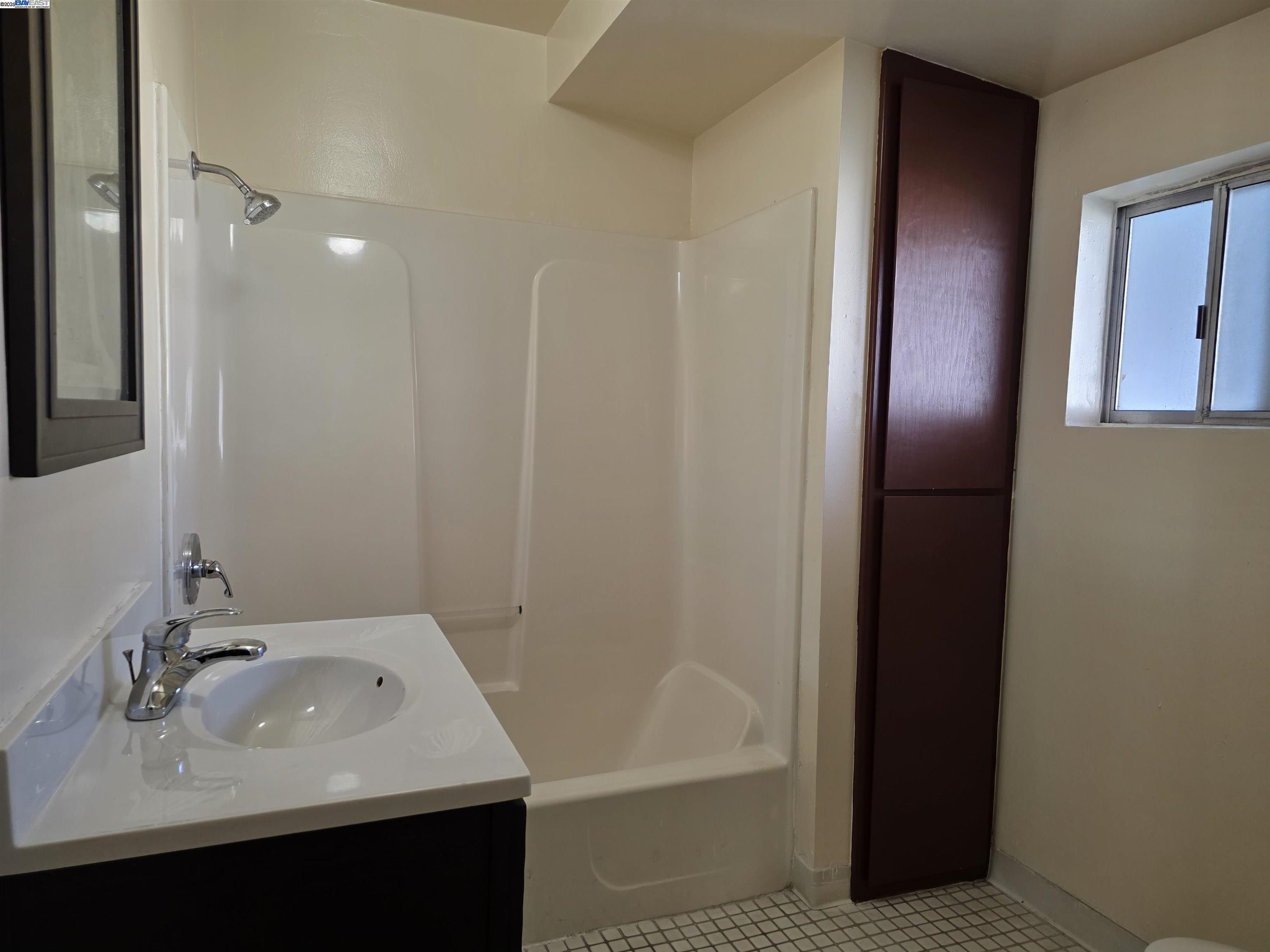 Detail Gallery Image 13 of 49 For 1821-1823 13th Ave, Oakland,  CA 94606 - – Beds | – Baths