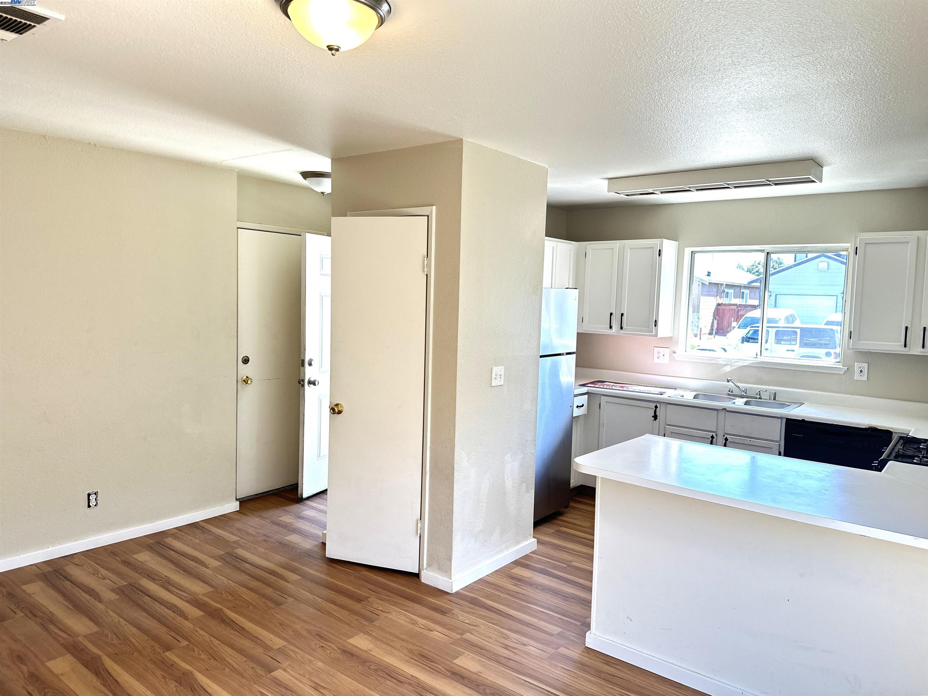 Detail Gallery Image 2 of 25 For 10538 Creekside Cir, Oakland,  CA 94603 - 3 Beds | 2 Baths