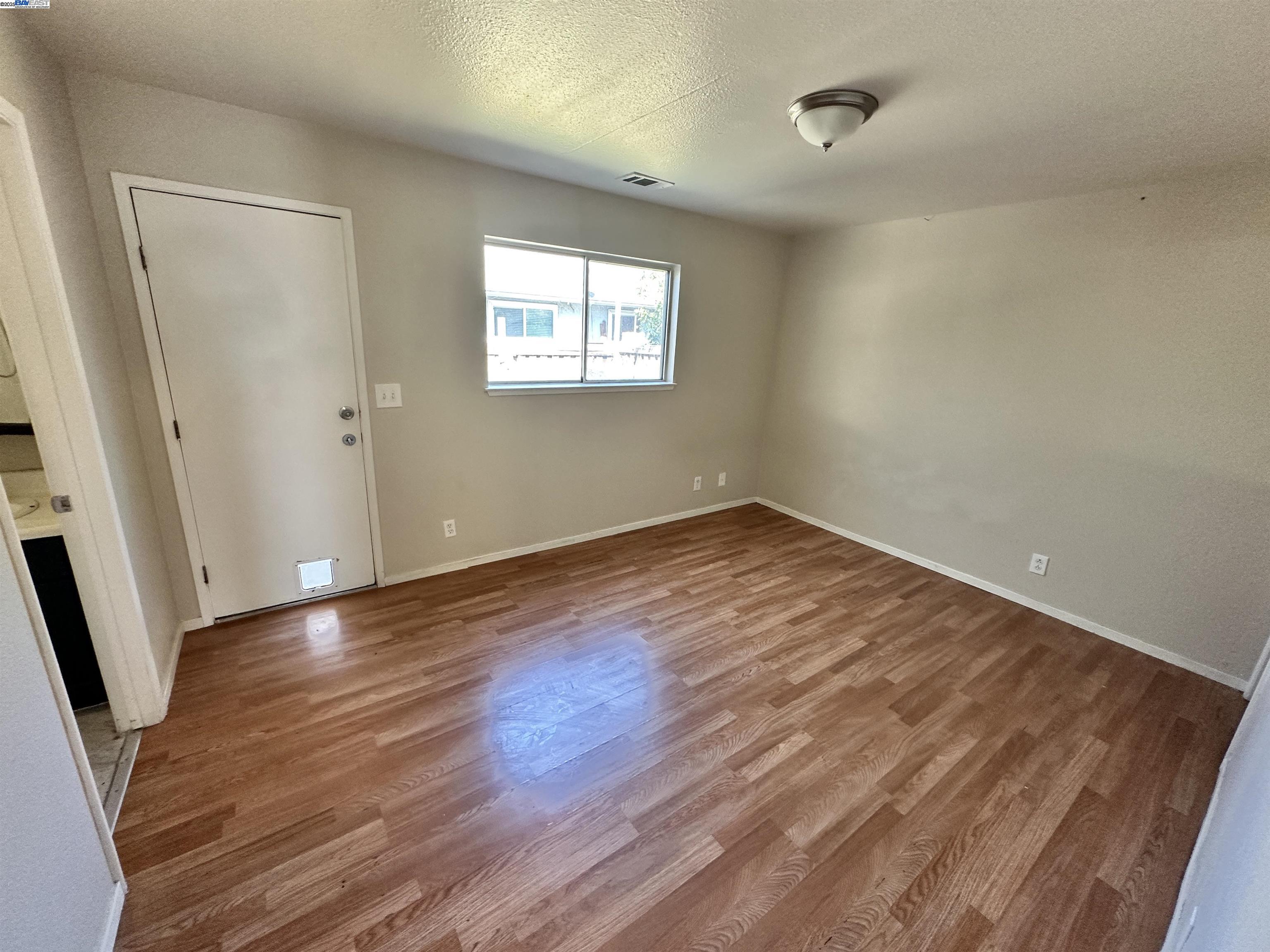 Detail Gallery Image 8 of 25 For 10538 Creekside Cir, Oakland,  CA 94603 - 3 Beds | 2 Baths