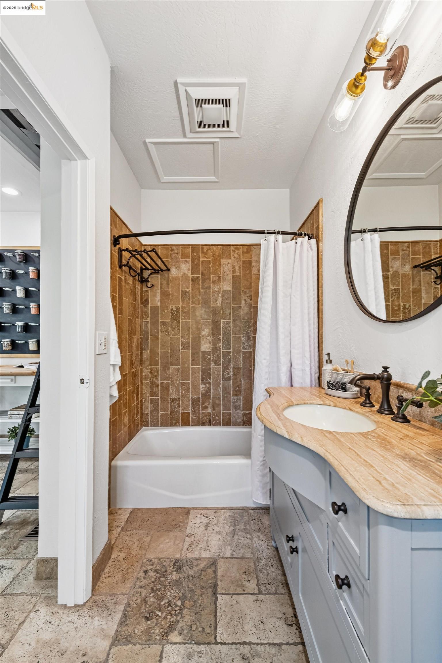 Detail Gallery Image 22 of 49 For 2839 Washington St, Alameda,  CA 94501 - 3 Beds | 2 Baths