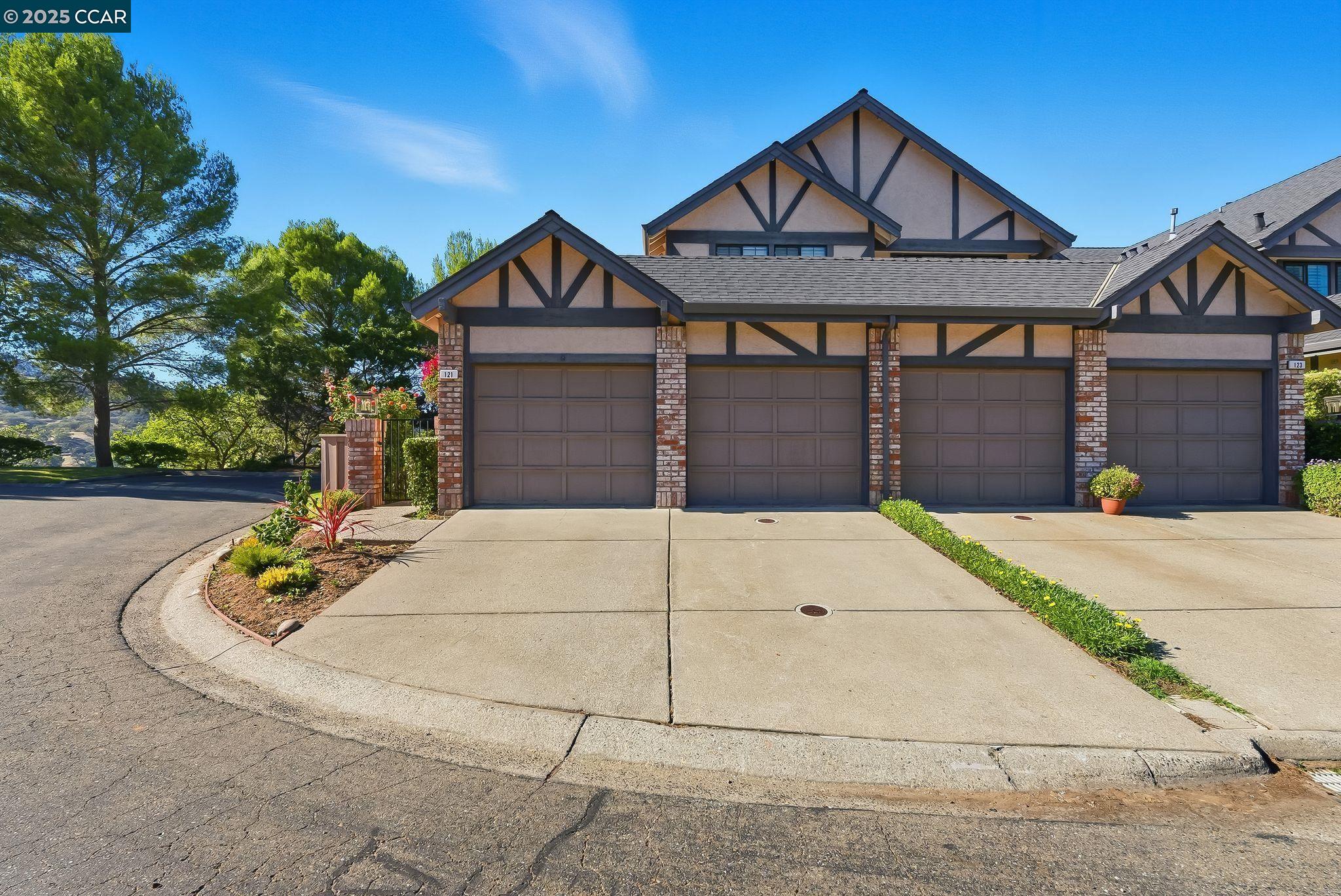 Detail Gallery Image 3 of 48 For 121 Haslemere Ct, Lafayette,  CA 94549 - 3 Beds | 3 Baths