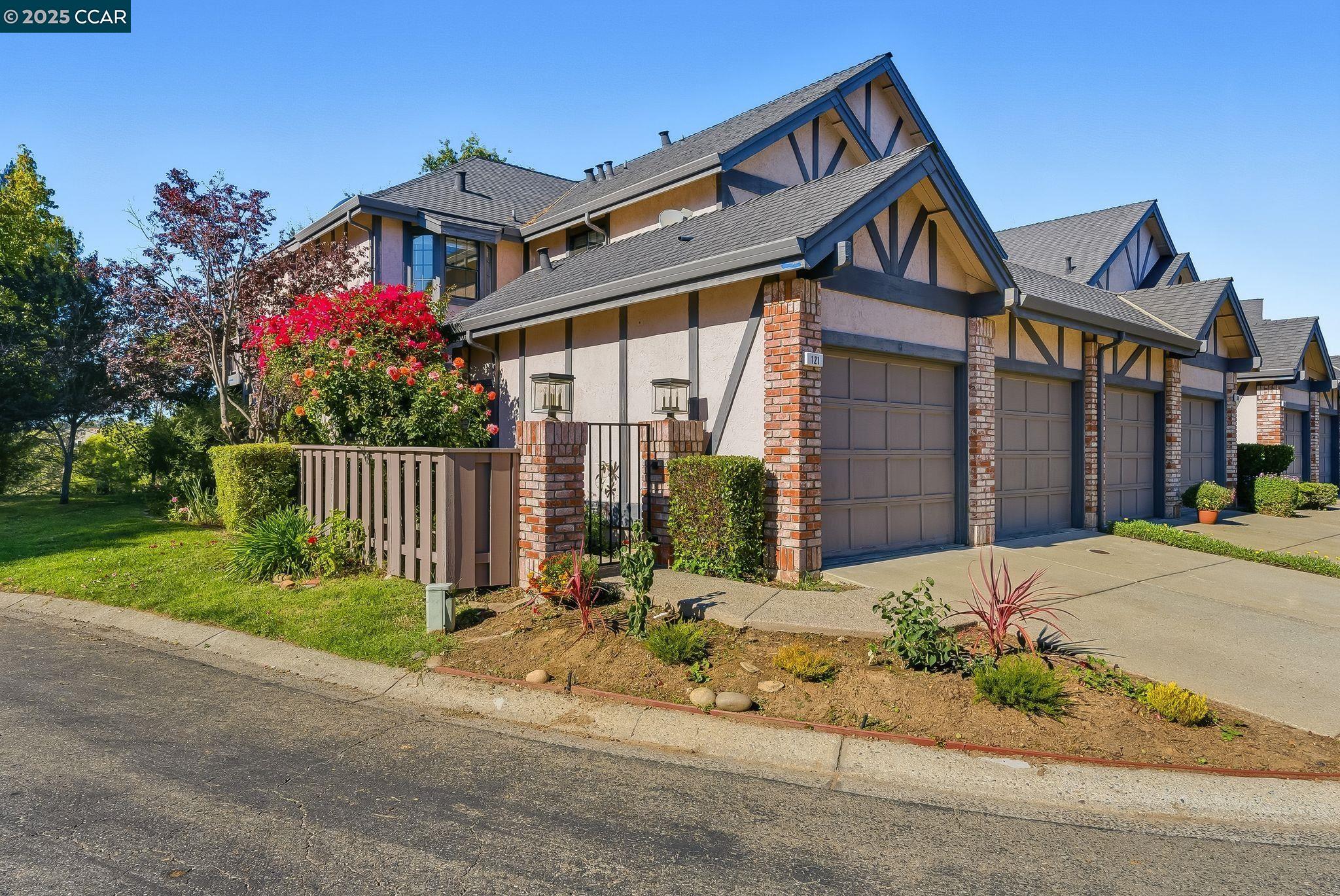 Detail Gallery Image 5 of 48 For 121 Haslemere Ct, Lafayette,  CA 94549 - 3 Beds | 3 Baths