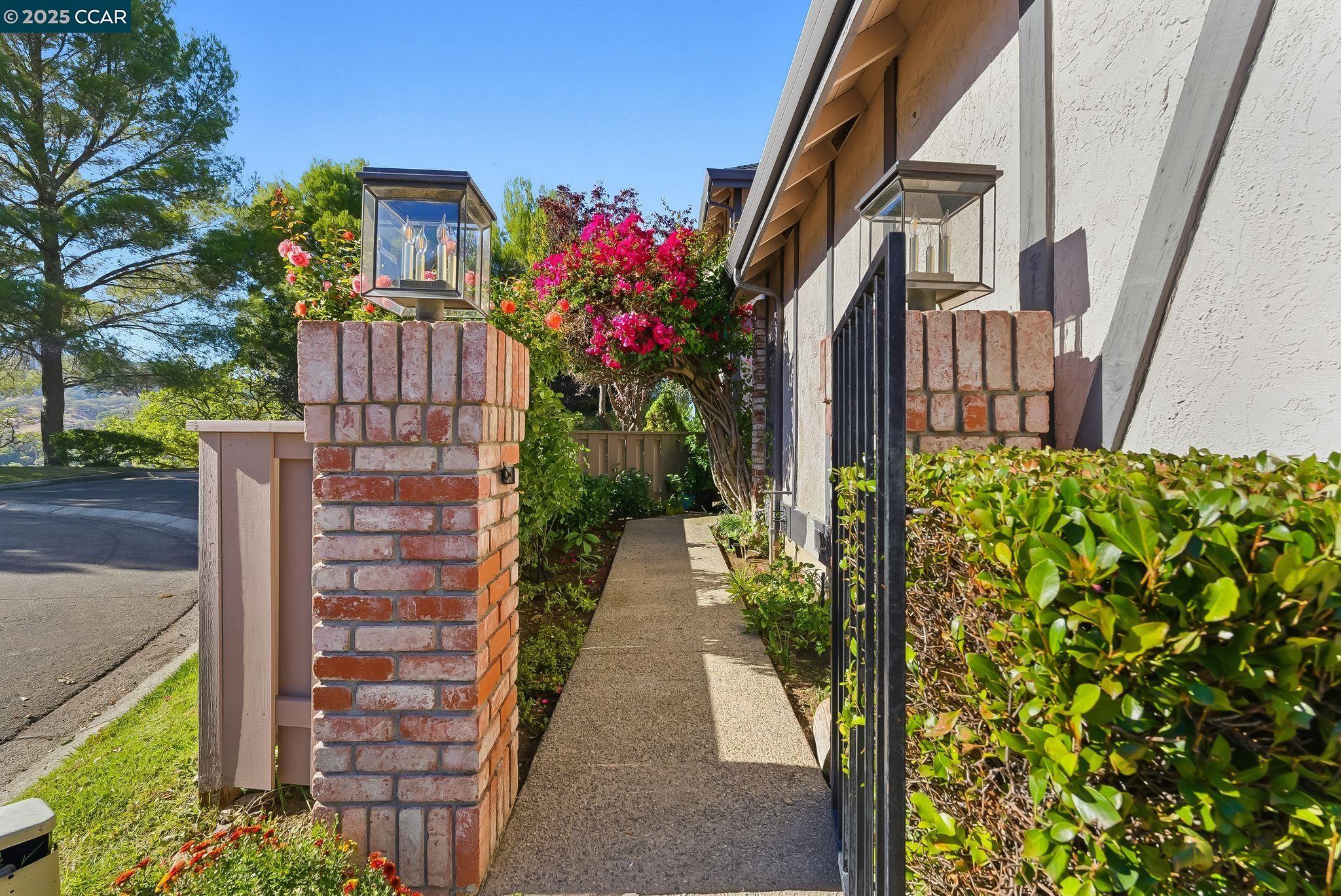 Detail Gallery Image 6 of 48 For 121 Haslemere Ct, Lafayette,  CA 94549 - 3 Beds | 3 Baths