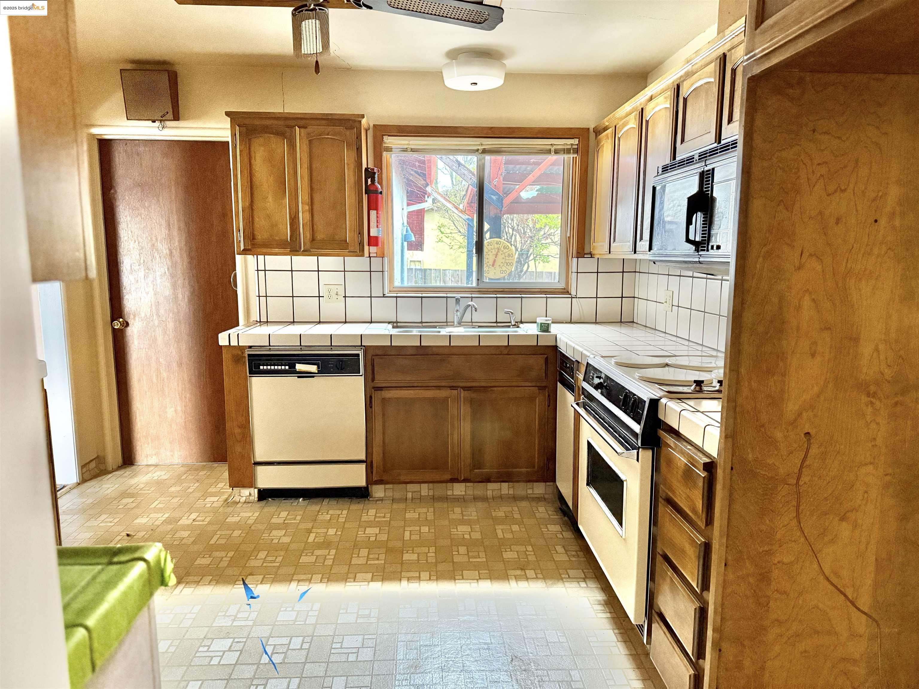 Detail Gallery Image 7 of 19 For 949 Flores Way, Rio Vista,  CA 94571 - 3 Beds | 1/1 Baths