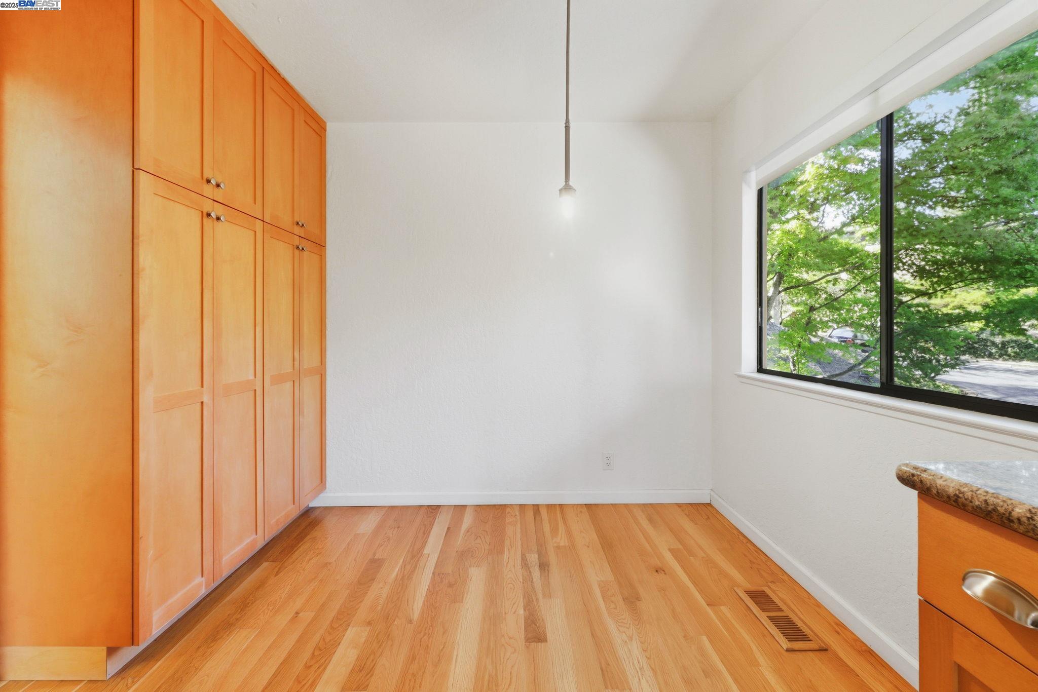 Detail Gallery Image 17 of 49 For 407 Wovenwood, Orinda,  CA 94563 - 3 Beds | 2/1 Baths