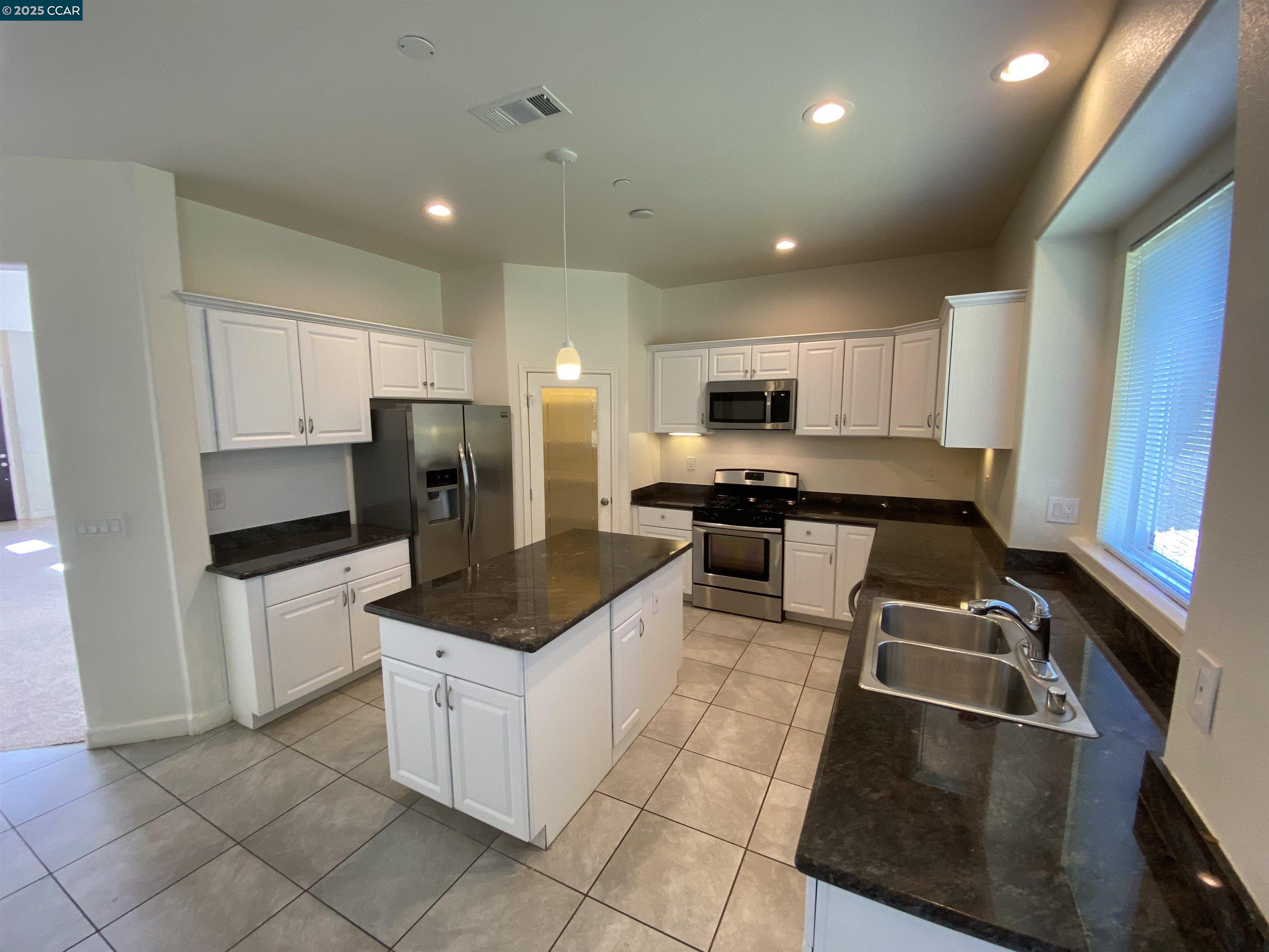 Detail Gallery Image 10 of 57 For 1900 La Veranda Pl, Martinez,  CA 94553 - 5 Beds | 3 Baths