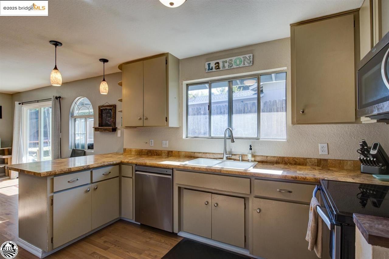 Detail Gallery Image 12 of 53 For 17412 Livermore Ct, Soulsbyville,  CA 95372-9733 - 4 Beds | 2 Baths