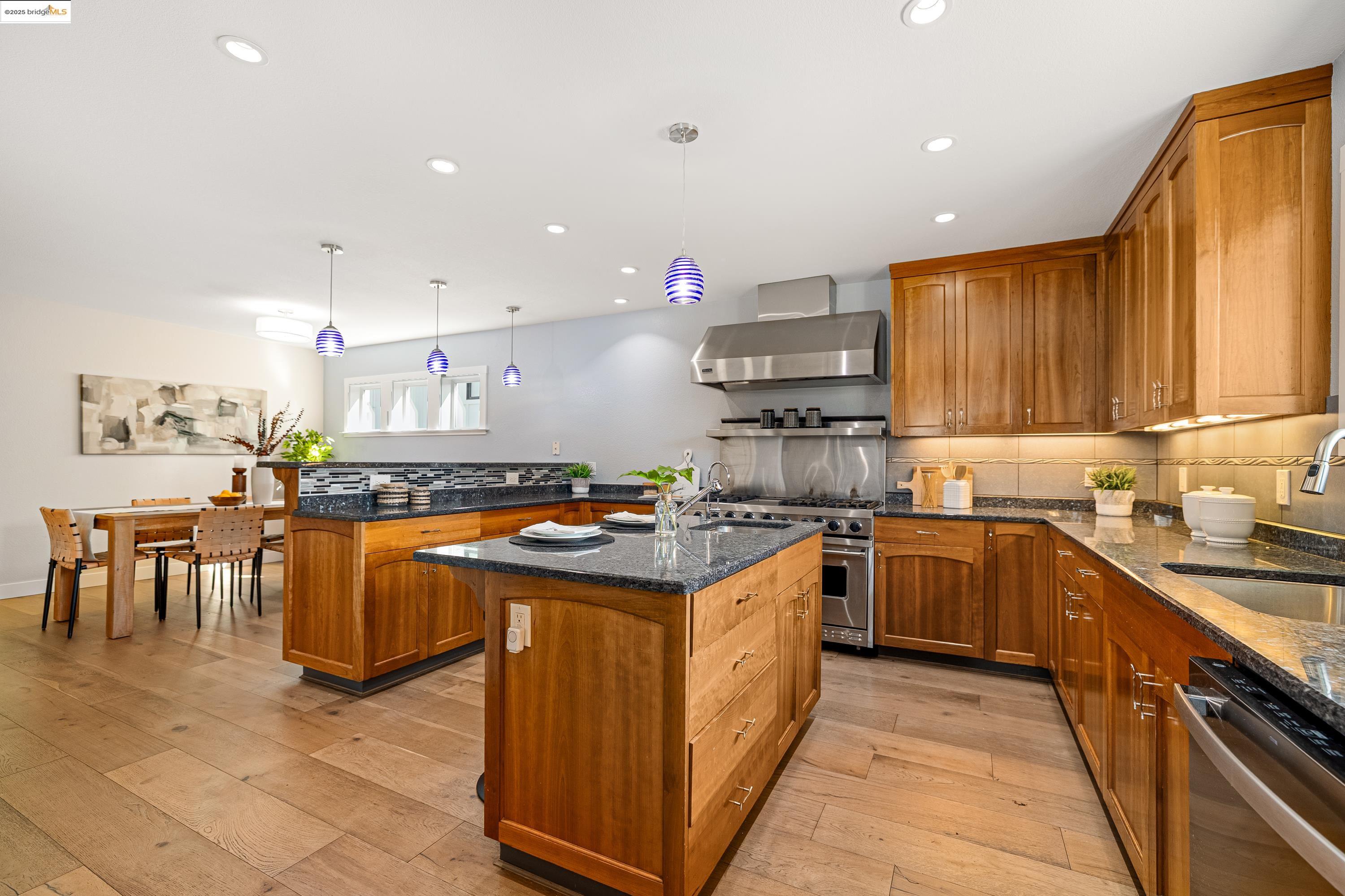 Detail Gallery Image 18 of 60 For 5 Virginia Garden, Berkeley,  CA 94702 - 4 Beds | 3/1 Baths