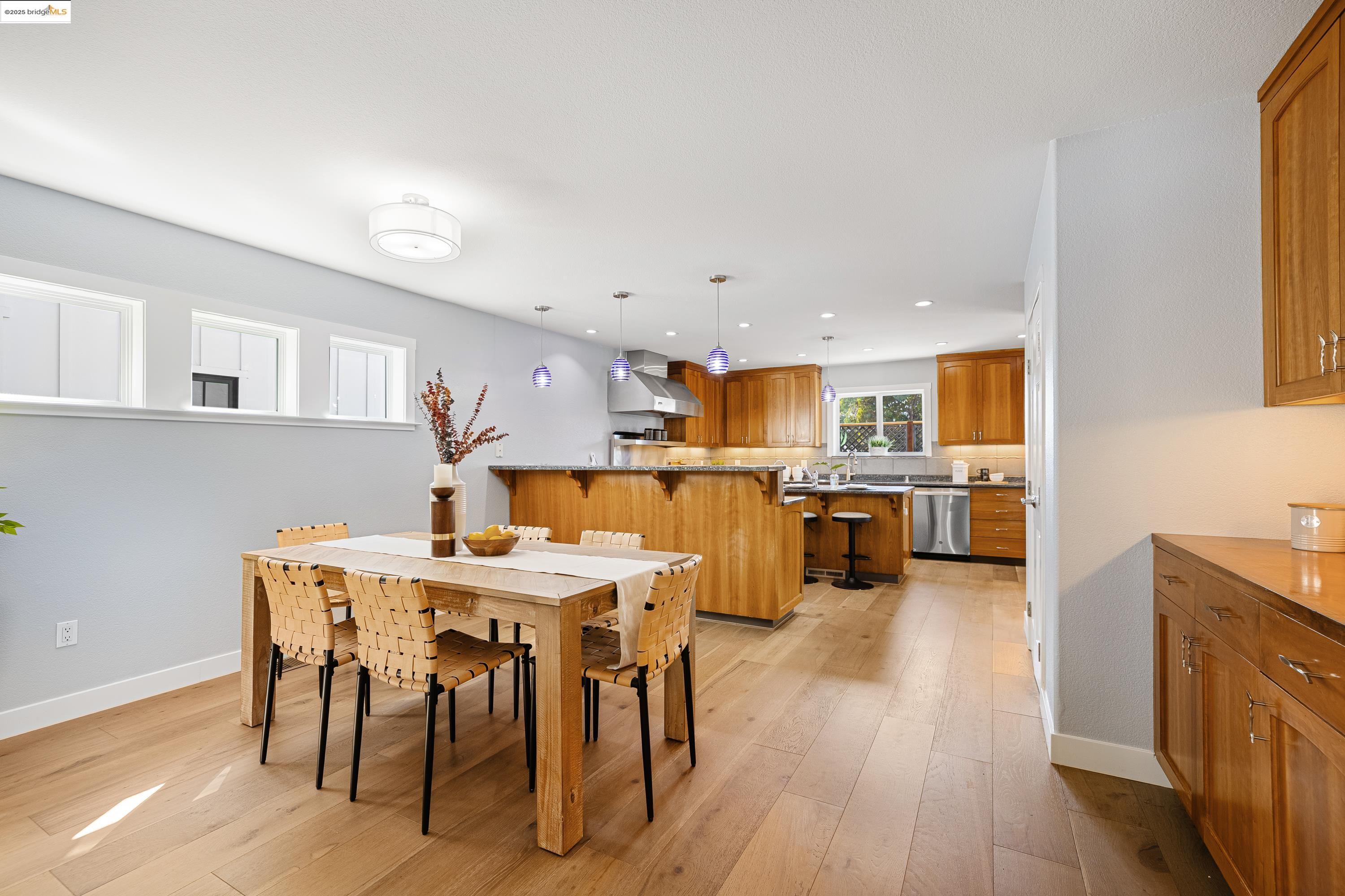 Detail Gallery Image 9 of 60 For 5 Virginia Garden, Berkeley,  CA 94702 - 4 Beds | 3/1 Baths