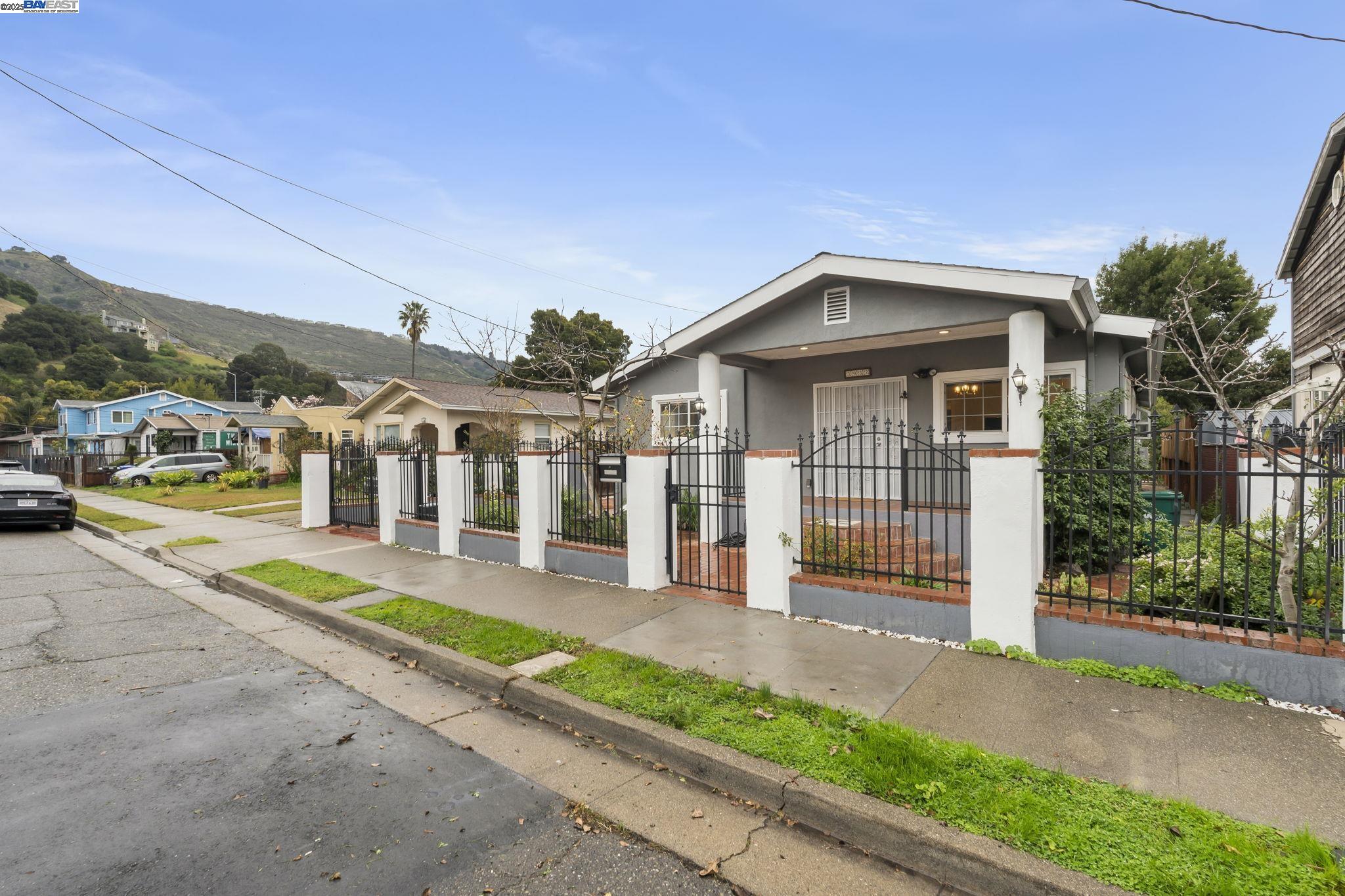 Detail Gallery Image 2 of 49 For 3932 Gardenia Pl, Oakland,  CA 94605 - 5 Beds | 4/1 Baths