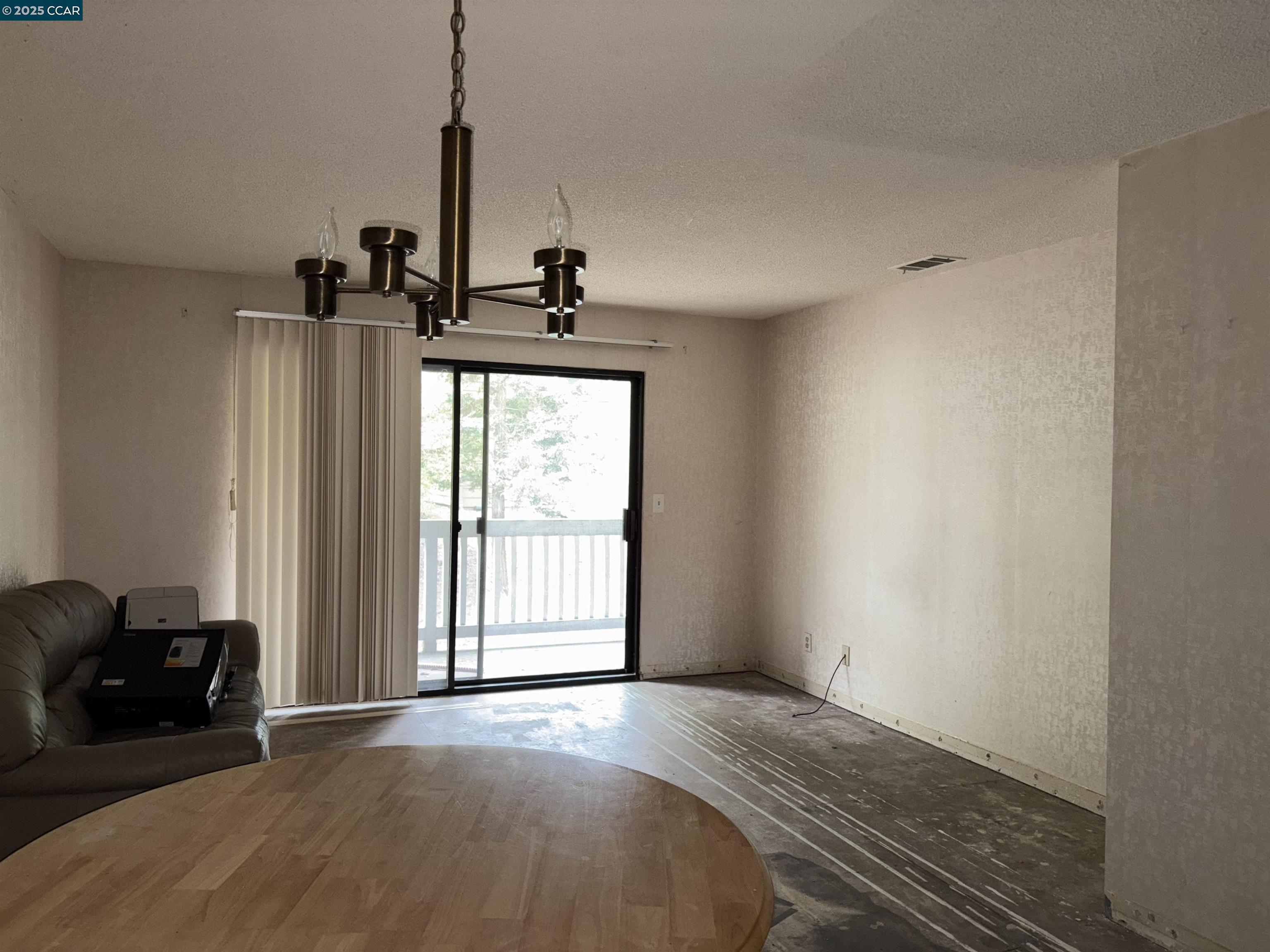 Detail Gallery Image 12 of 19 For 398 Mill Rd, Martinez,  CA 94553 - 2 Beds | 2 Baths