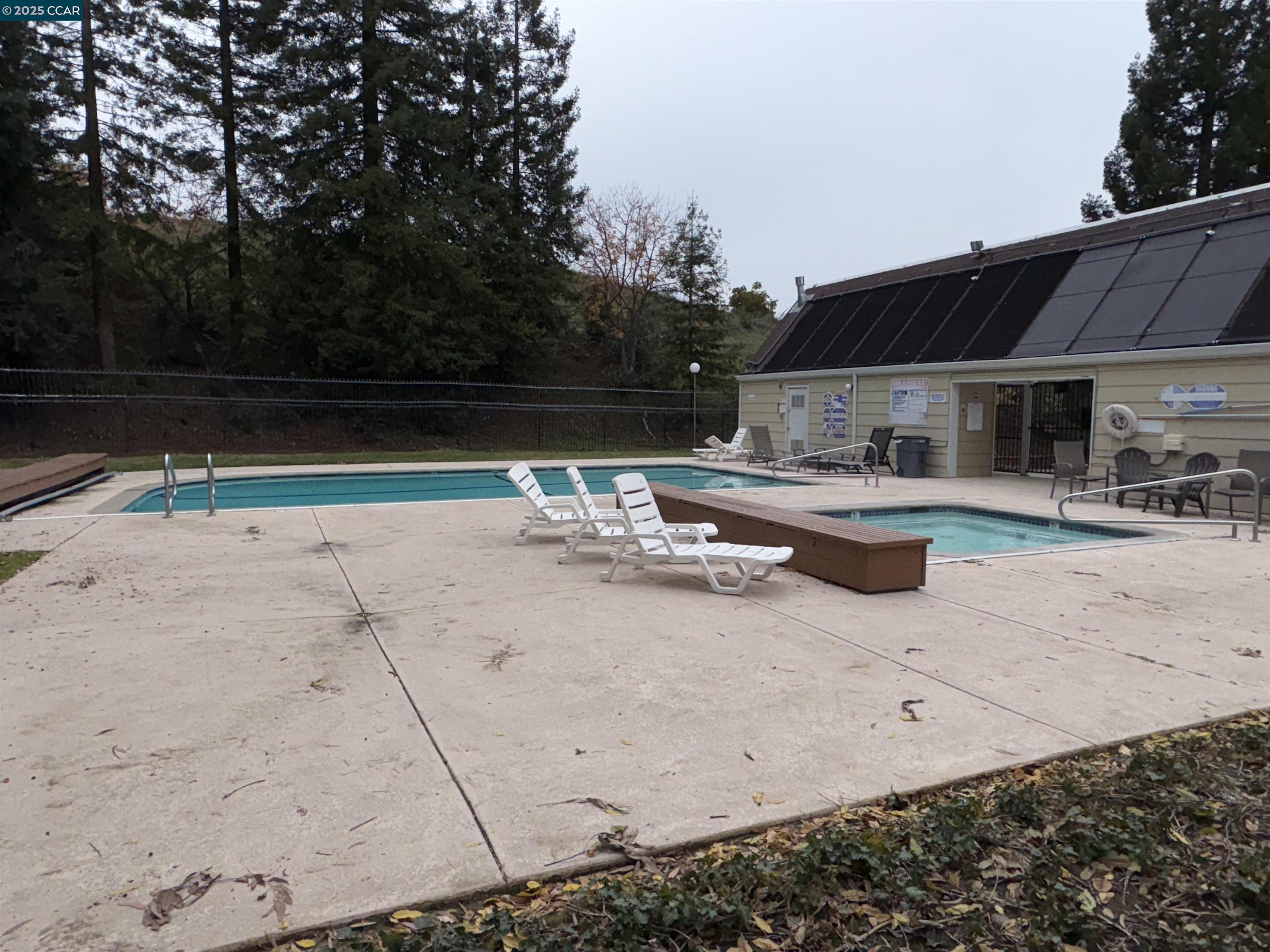 Detail Gallery Image 3 of 19 For 398 Mill Rd, Martinez,  CA 94553 - 2 Beds | 2 Baths