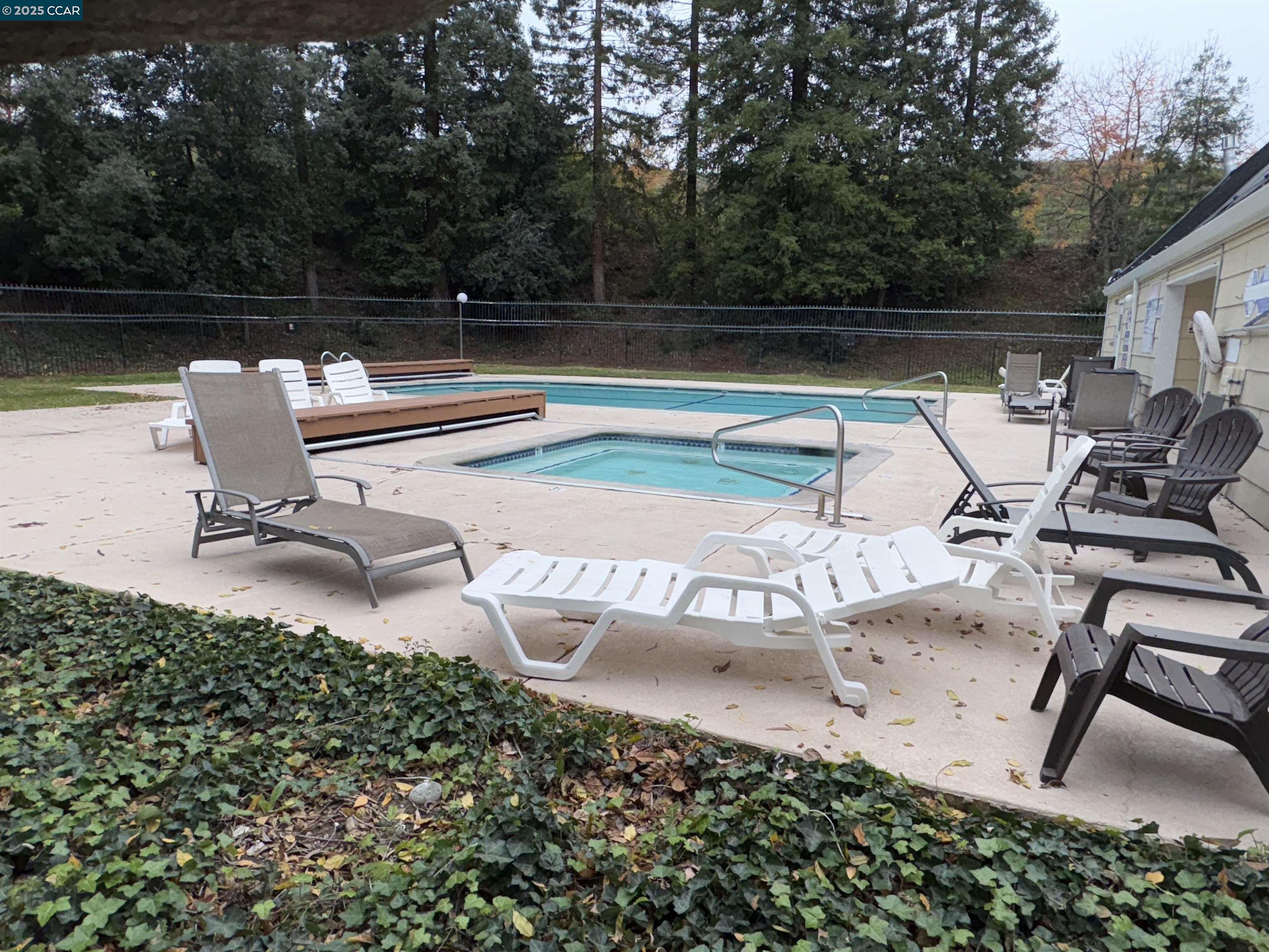 Detail Gallery Image 4 of 19 For 398 Mill Rd, Martinez,  CA 94553 - 2 Beds | 2 Baths