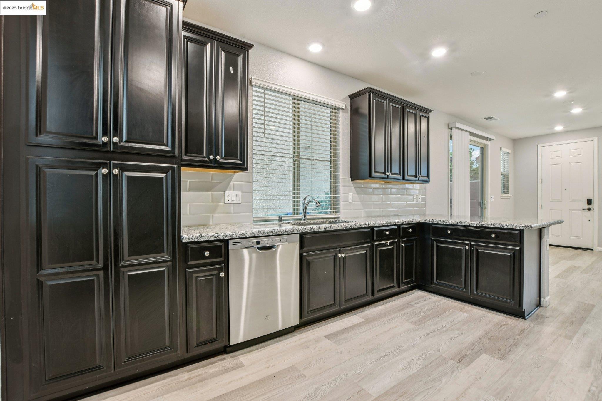 Detail Gallery Image 9 of 30 For 7506 Clear Lake Aly, Sacramento,  CA 95829 - 3 Beds | 3 Baths