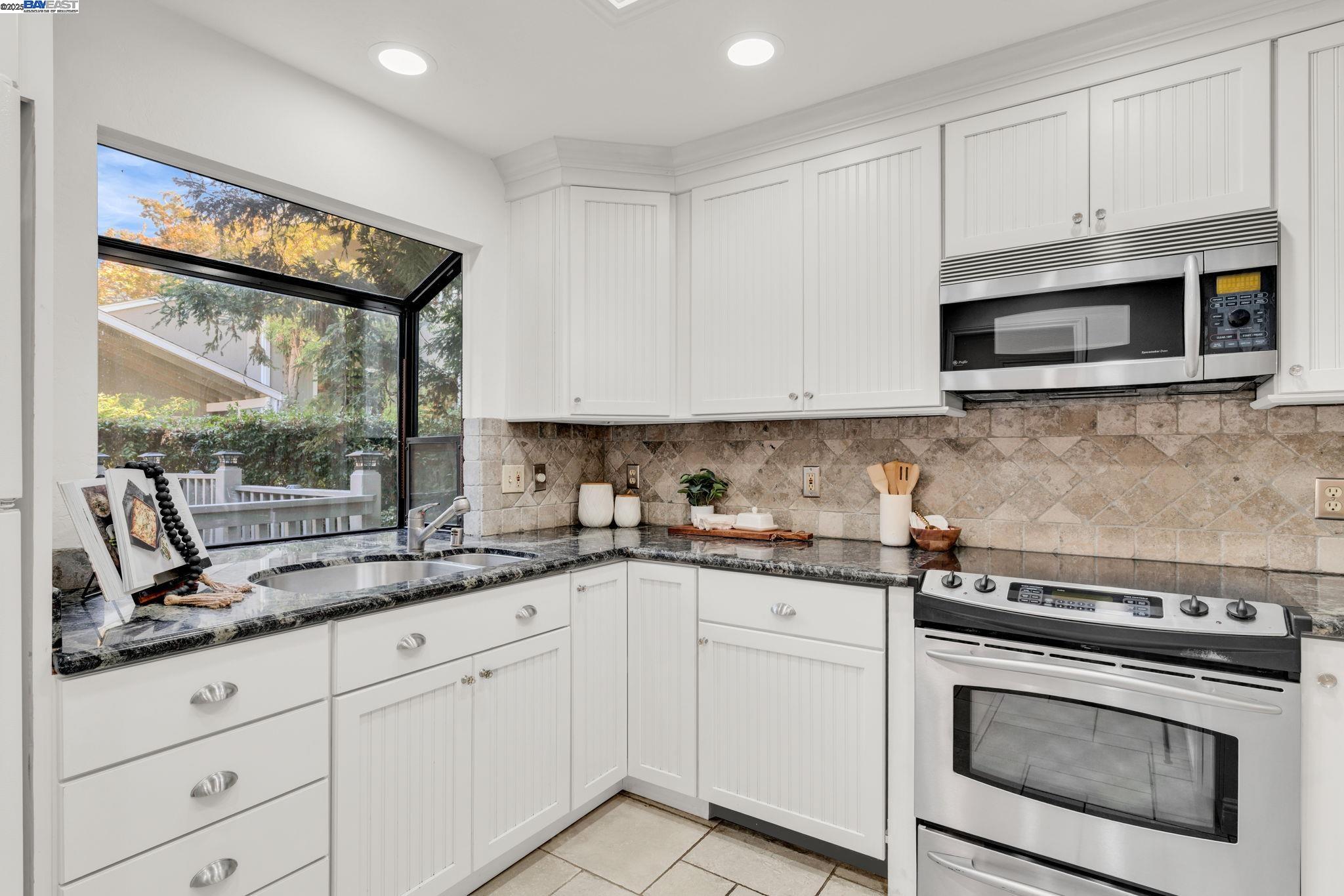 Detail Gallery Image 21 of 53 For 394 Camelback Rd, Pleasant Hill,  CA 94523 - 4 Beds | 2/1 Baths