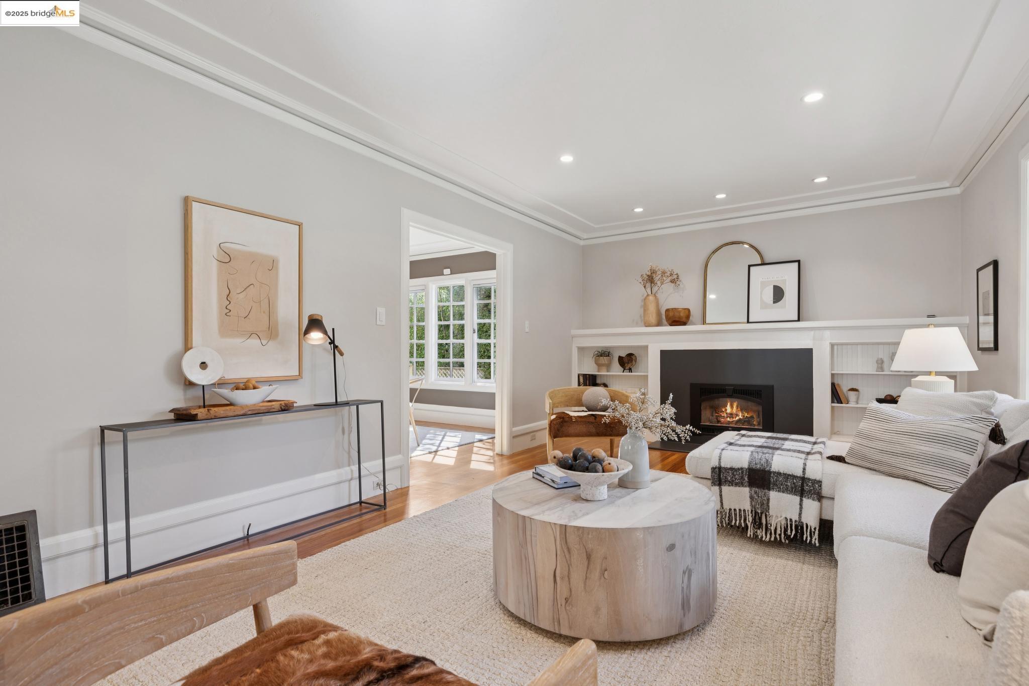 Detail Gallery Image 5 of 56 For 1415 Trestle Glen Rd, Oakland,  CA 94610 - 2 Beds | 2 Baths