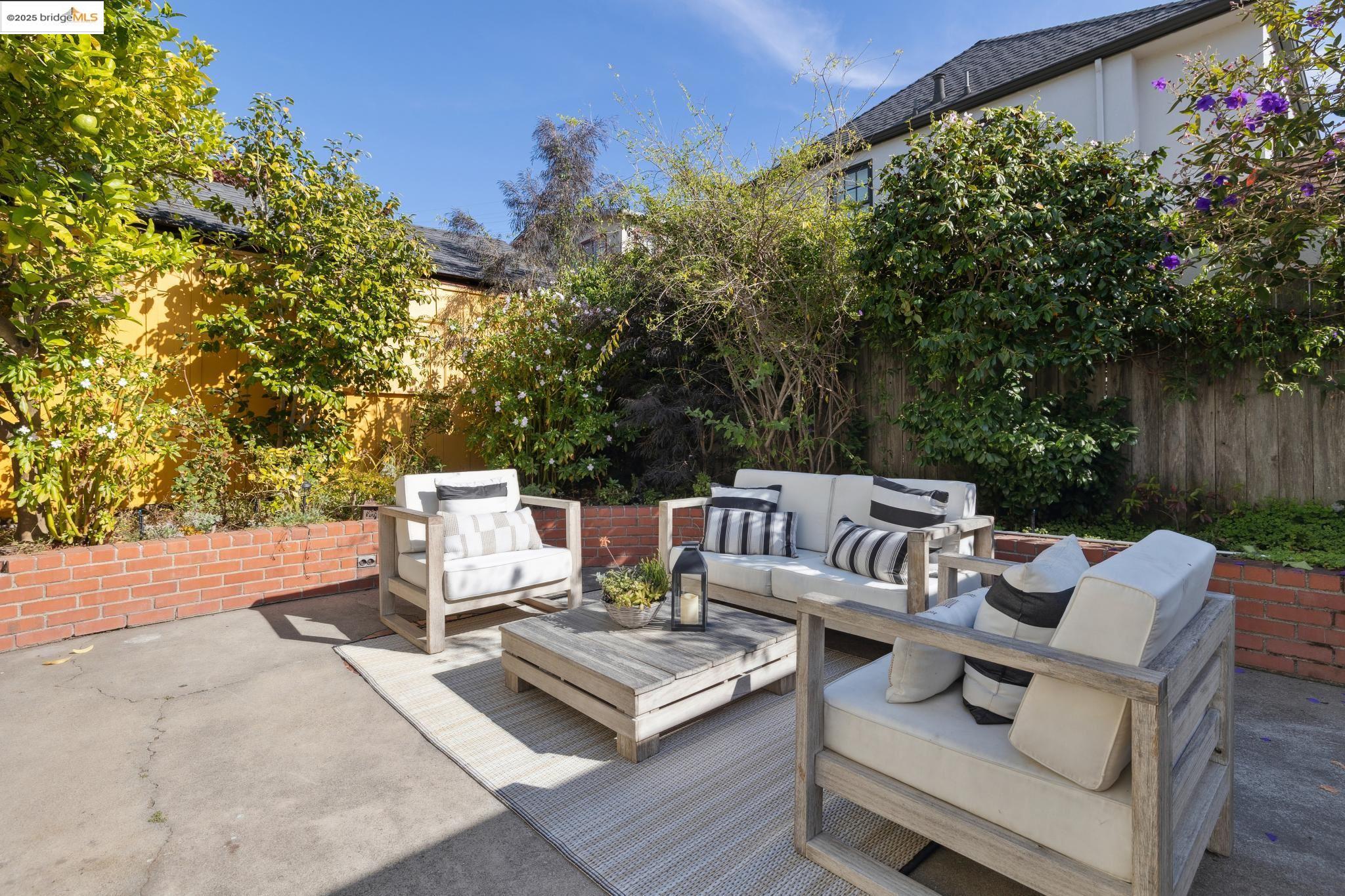 Detail Gallery Image 46 of 56 For 1415 Trestle Glen Rd, Oakland,  CA 94610 - 2 Beds | 2 Baths