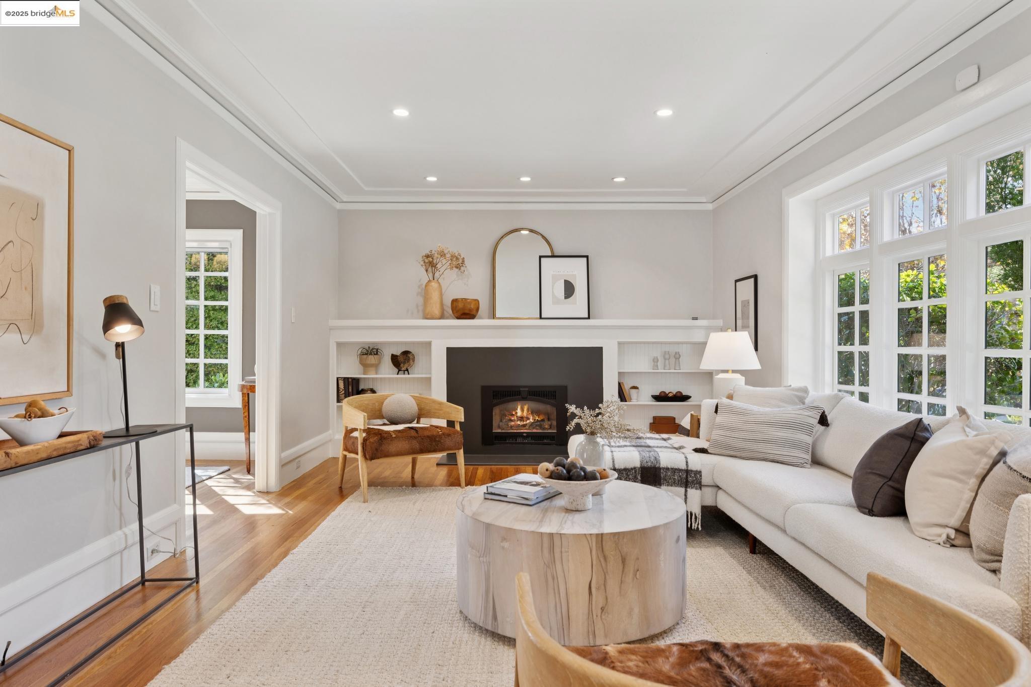 Detail Gallery Image 6 of 56 For 1415 Trestle Glen Rd, Oakland,  CA 94610 - 2 Beds | 2 Baths