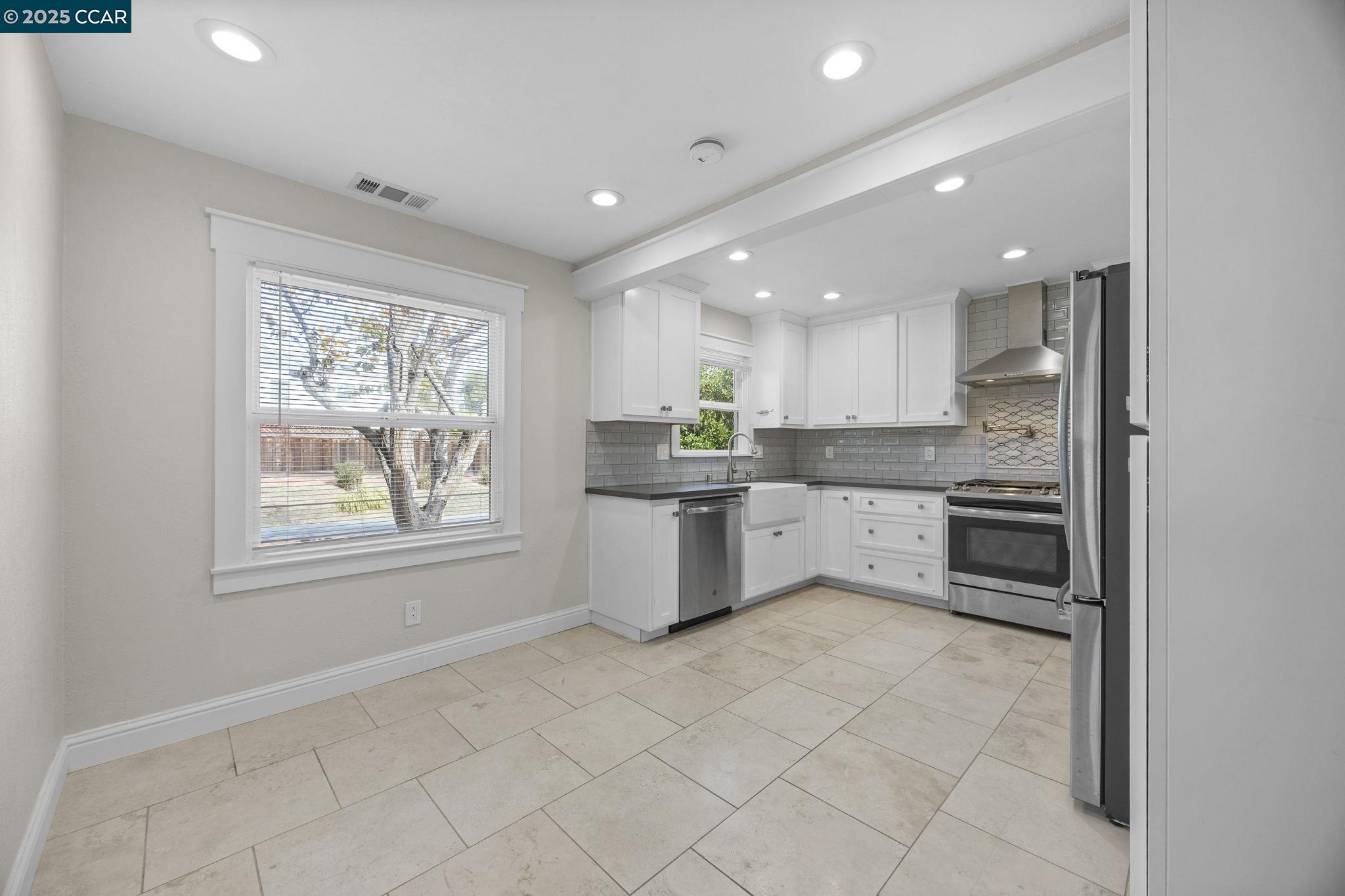 Detail Gallery Image 12 of 49 For 2910 Almond St, Martinez,  CA 94553 - 4 Beds | 3 Baths