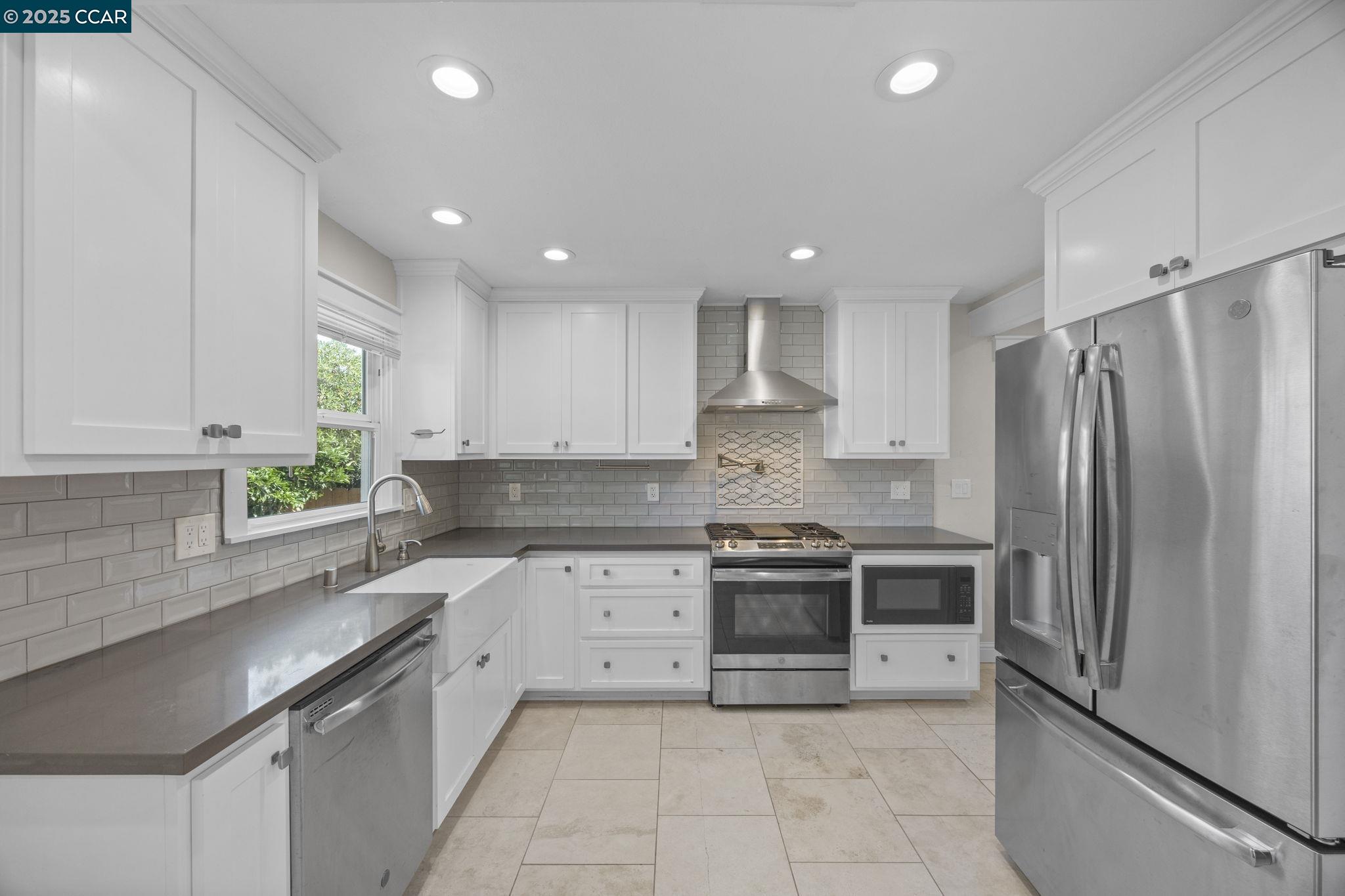 Detail Gallery Image 13 of 49 For 2910 Almond St, Martinez,  CA 94553 - 4 Beds | 3 Baths