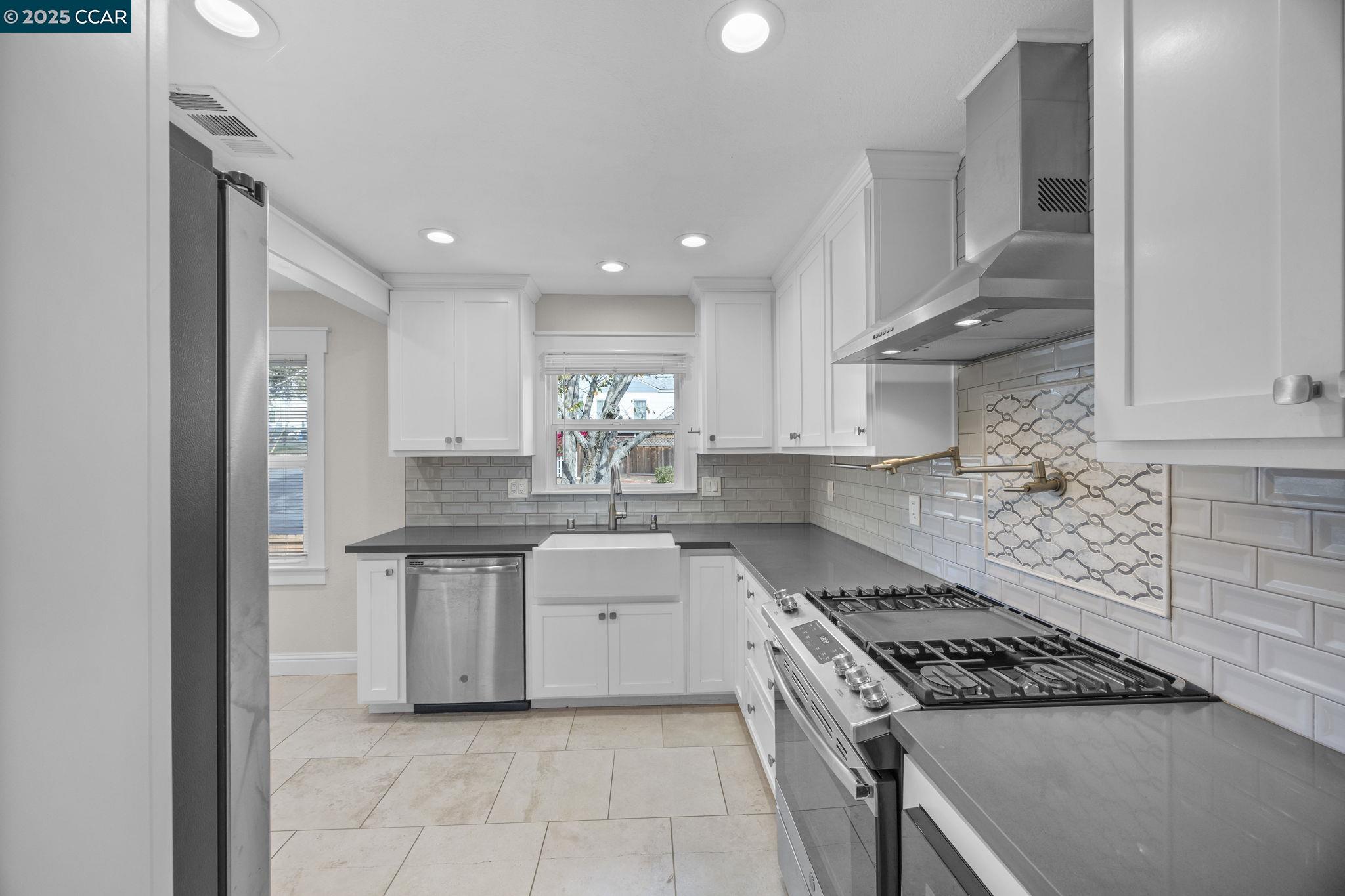 Detail Gallery Image 15 of 49 For 2910 Almond St, Martinez,  CA 94553 - 4 Beds | 3 Baths