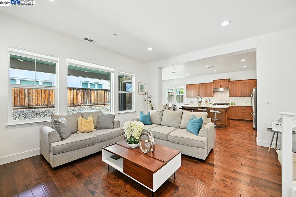 Detail Gallery Image 10 of 60 For 2100 Carbondale, Dublin,  CA 94568 - 3 Beds | 4 Baths