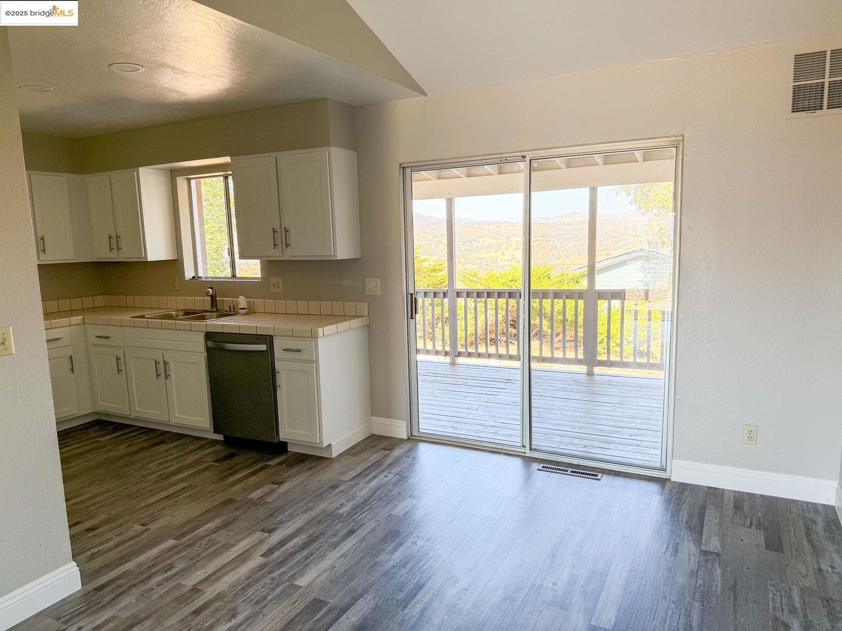 Detail Gallery Image 6 of 17 For 3571 Signal Hill Trl, Copperopolis,  CA 95228 - 3 Beds | 2 Baths