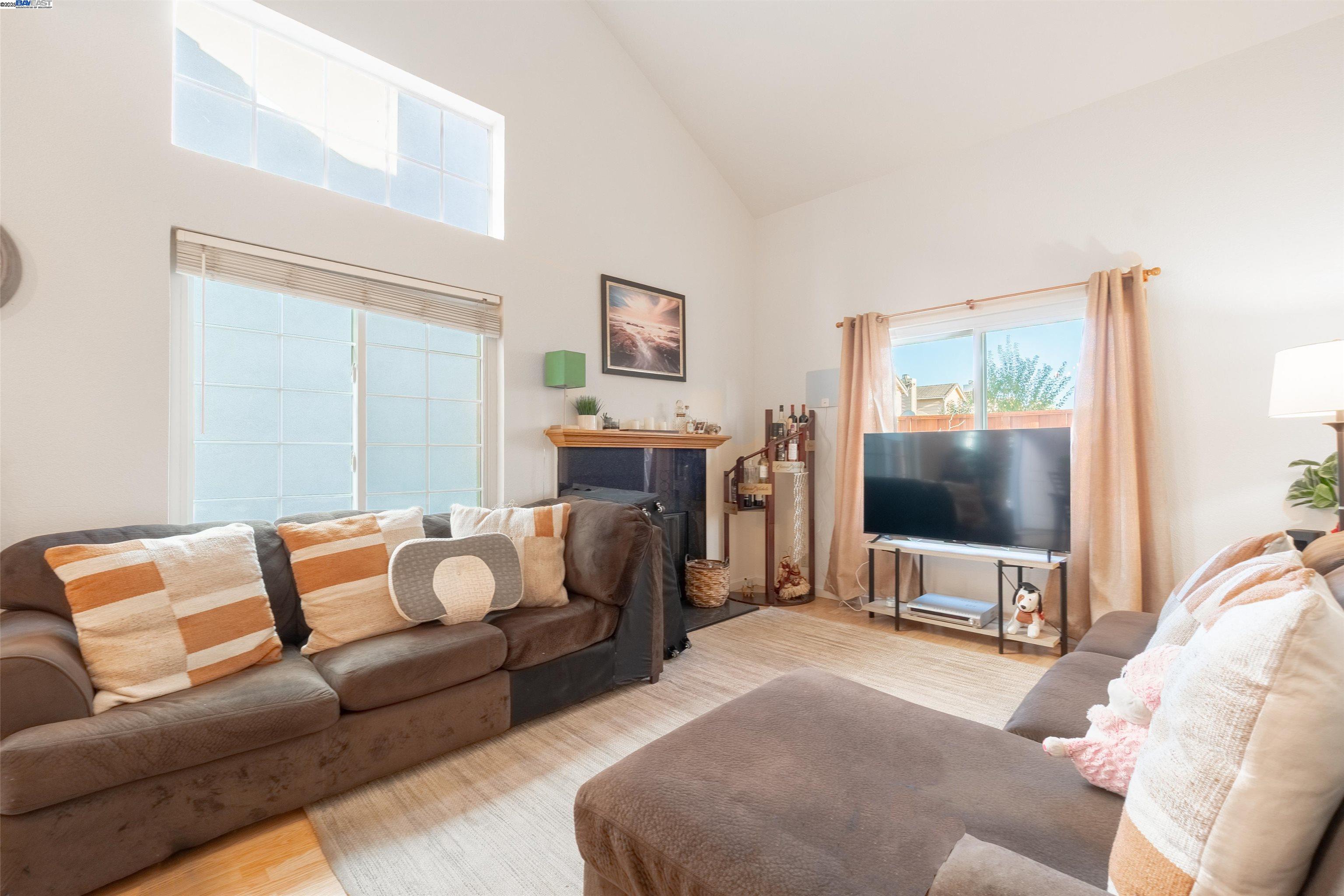 Detail Gallery Image 5 of 33 For 15822 Devonwood Way, San Lorenzo,  CA 94580 - 4 Beds | 2/1 Baths