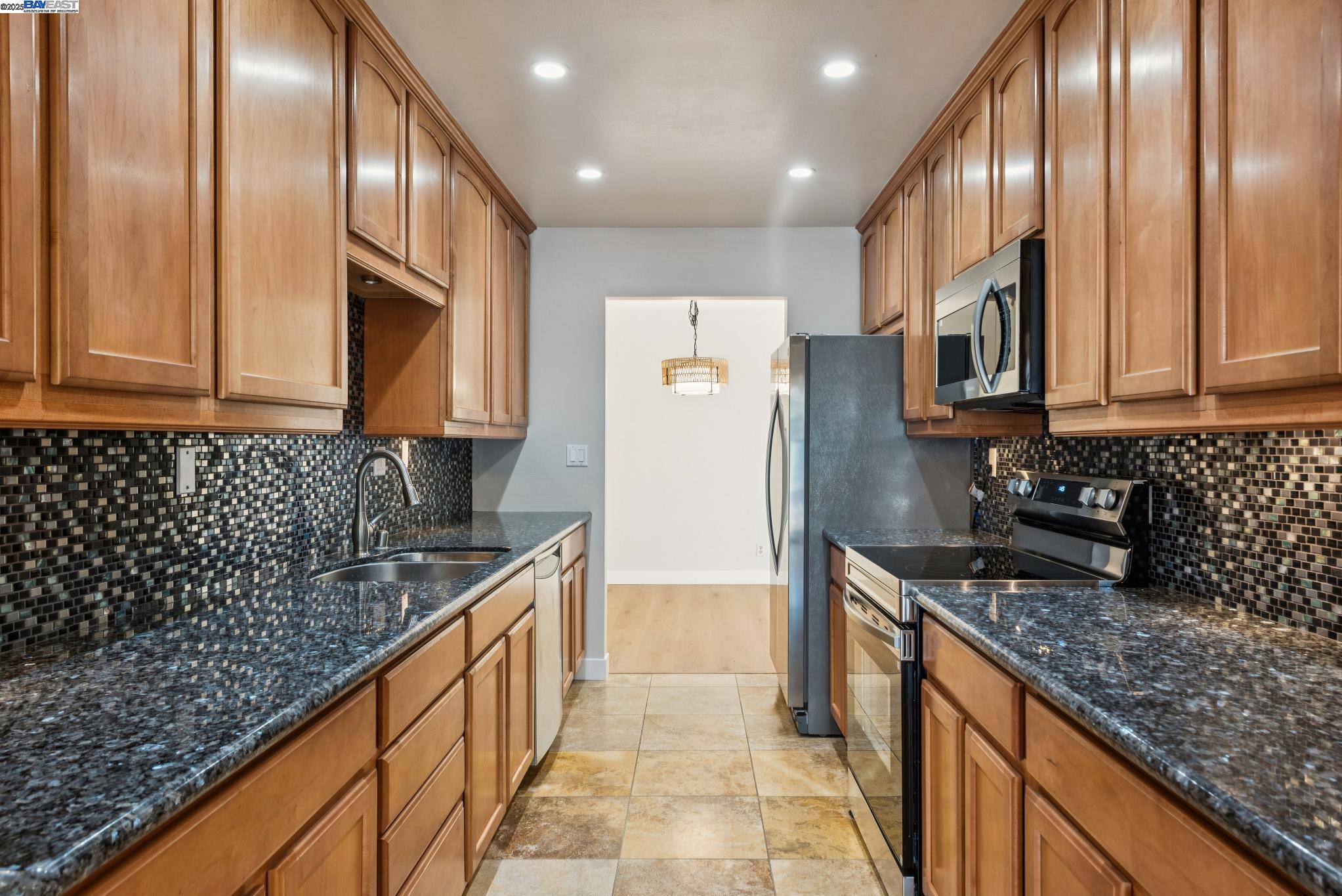 Detail Gallery Image 2 of 60 For 1042 Mangrove Ln, Alameda,  CA 94502 - 3 Beds | 2 Baths