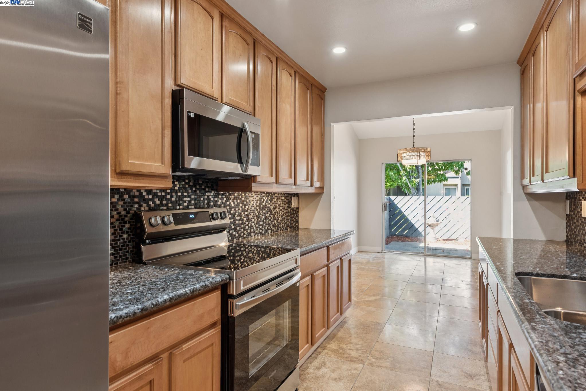 Detail Gallery Image 11 of 60 For 1042 Mangrove Ln, Alameda,  CA 94502 - 3 Beds | 2 Baths