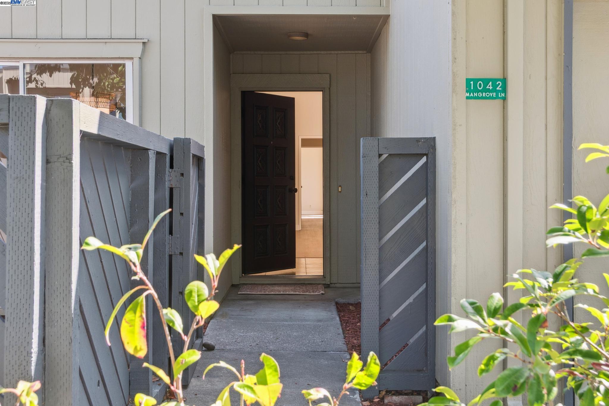 Detail Gallery Image 3 of 60 For 1042 Mangrove Ln, Alameda,  CA 94502 - 3 Beds | 2 Baths