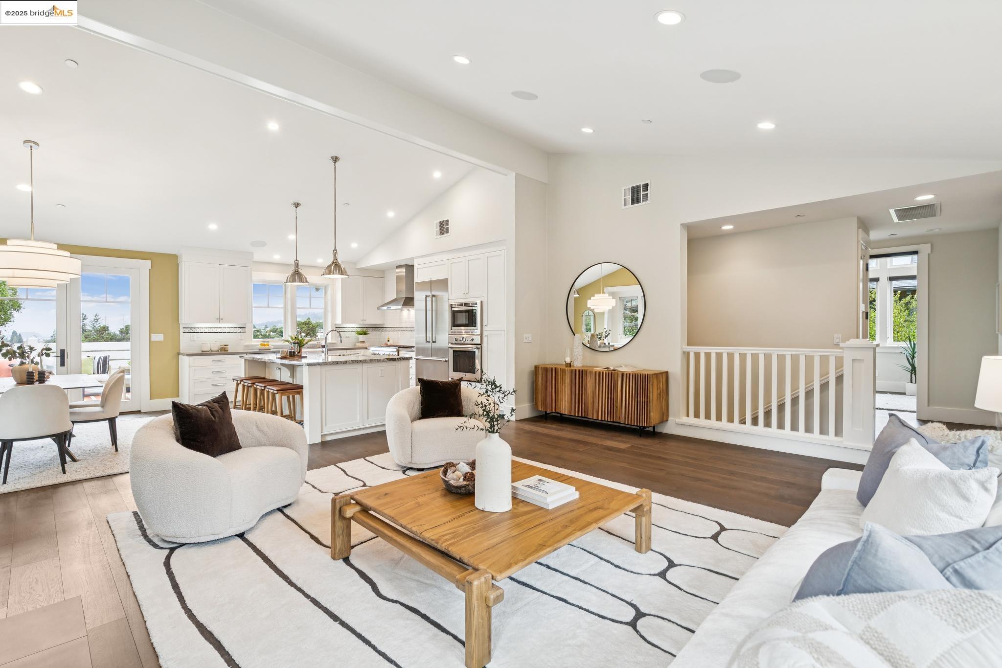 Detail Gallery Image 12 of 58 For 2 Emery Lane, Oakland,  CA 94618 - 3 Beds | 3 Baths