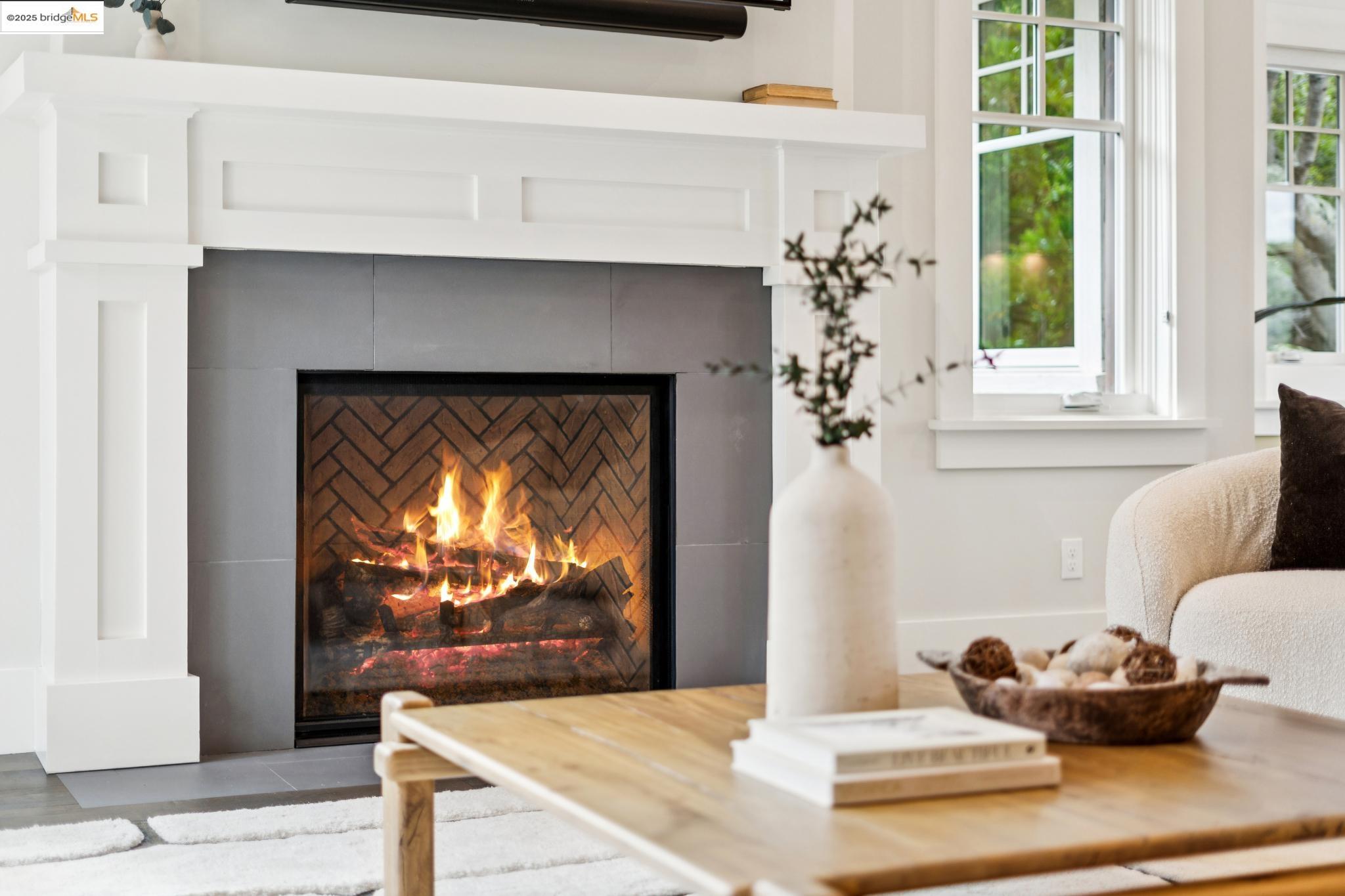 Detail Gallery Image 13 of 58 For 2 Emery Lane, Oakland,  CA 94618 - 3 Beds | 3 Baths