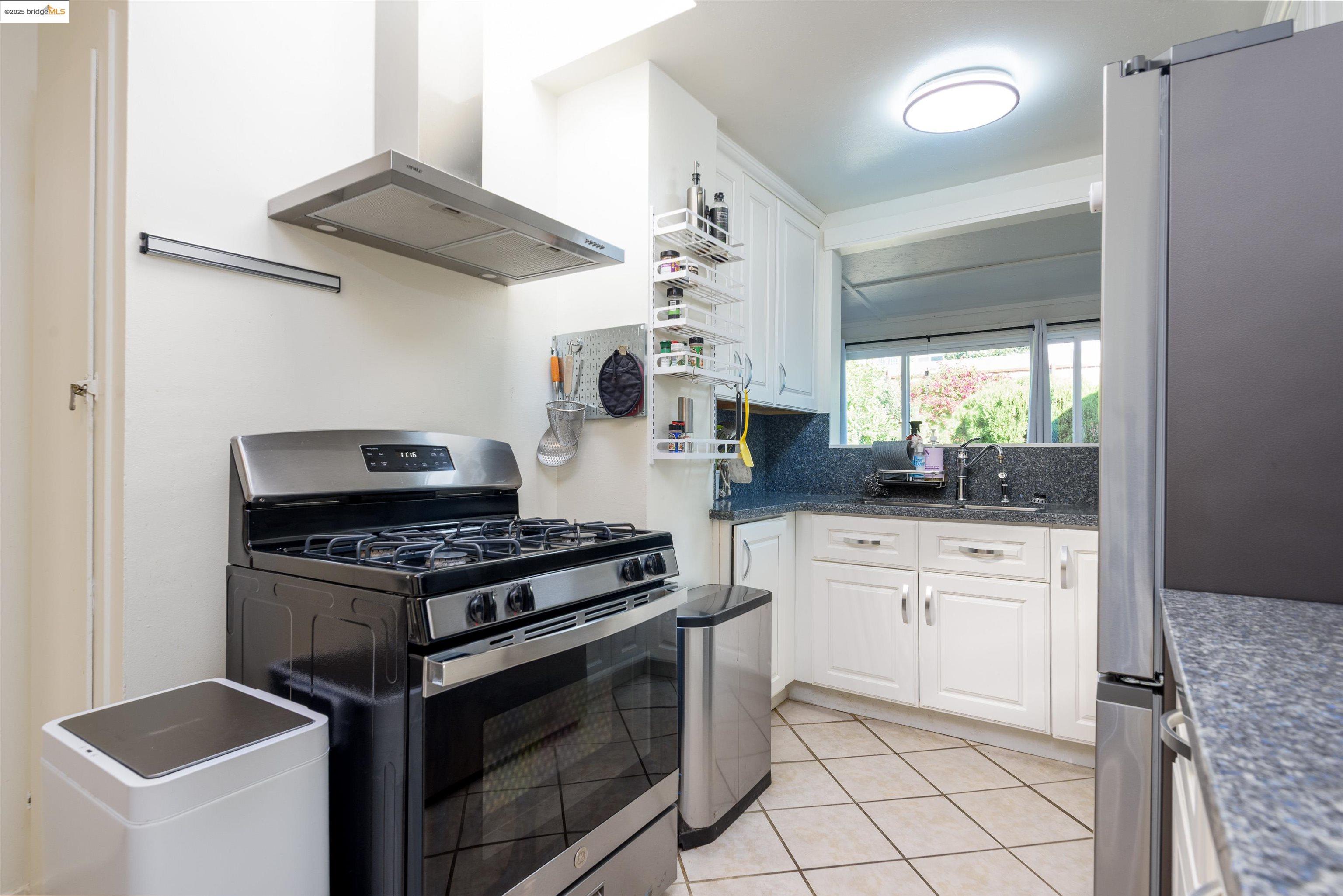 Detail Gallery Image 11 of 22 For 550 Leland Ave, San Francisco,  CA 94134 - 2 Beds | 1 Baths