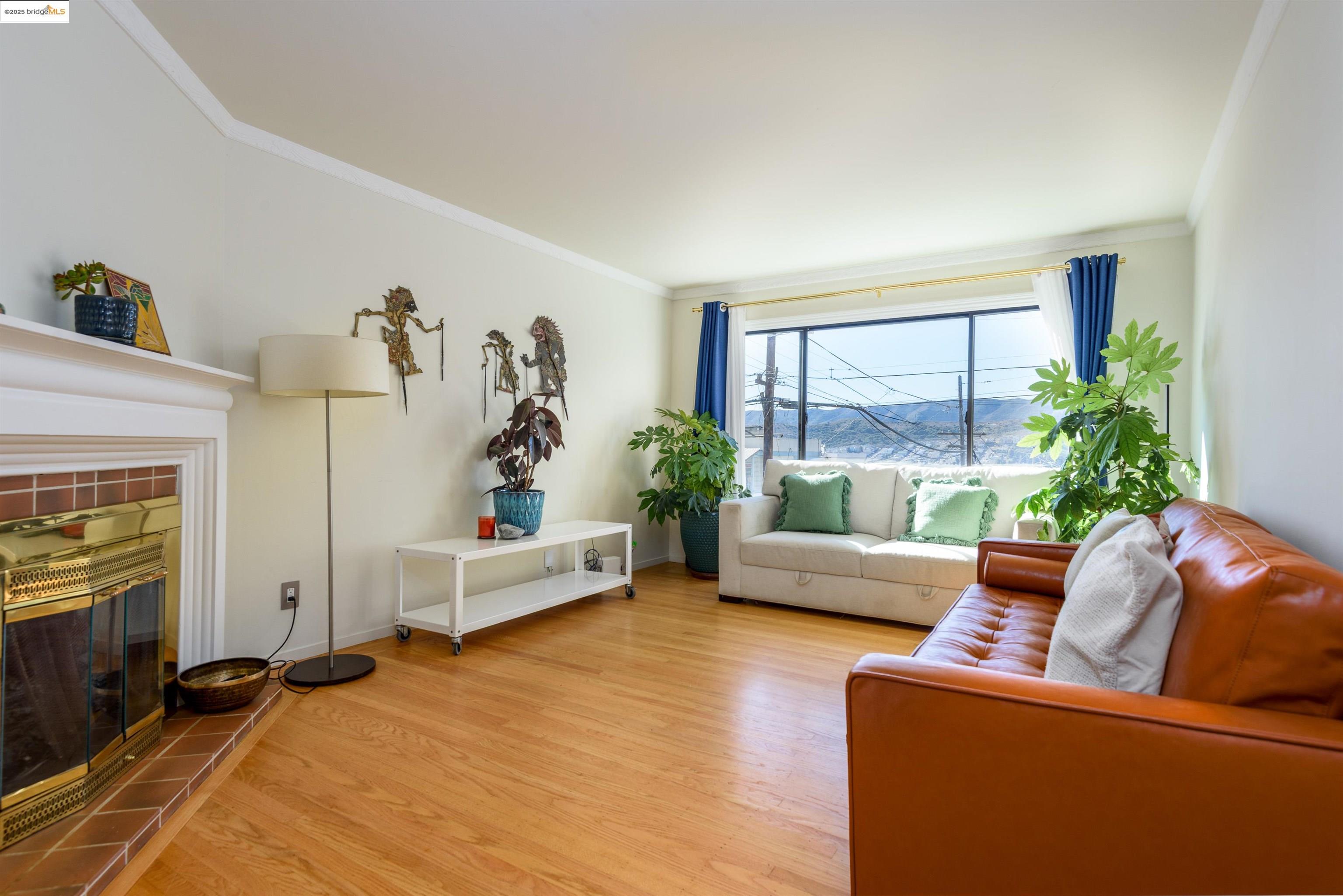 Detail Gallery Image 3 of 22 For 550 Leland Ave, San Francisco,  CA 94134 - 2 Beds | 1 Baths
