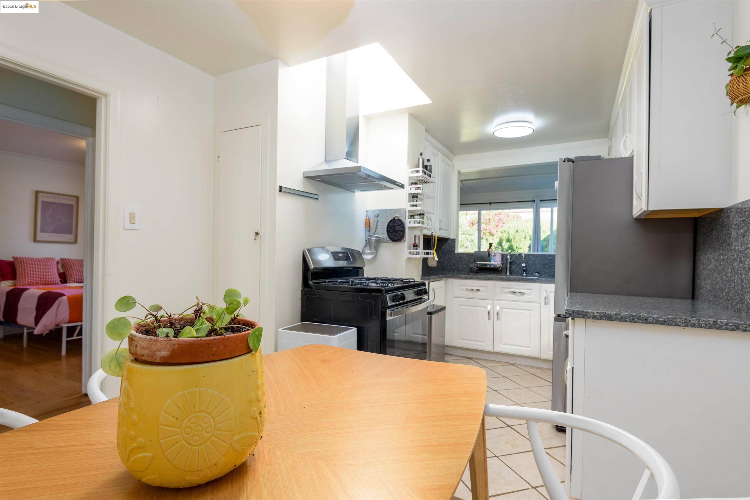 Detail Gallery Image 9 of 22 For 550 Leland Ave, San Francisco,  CA 94134 - 2 Beds | 1 Baths