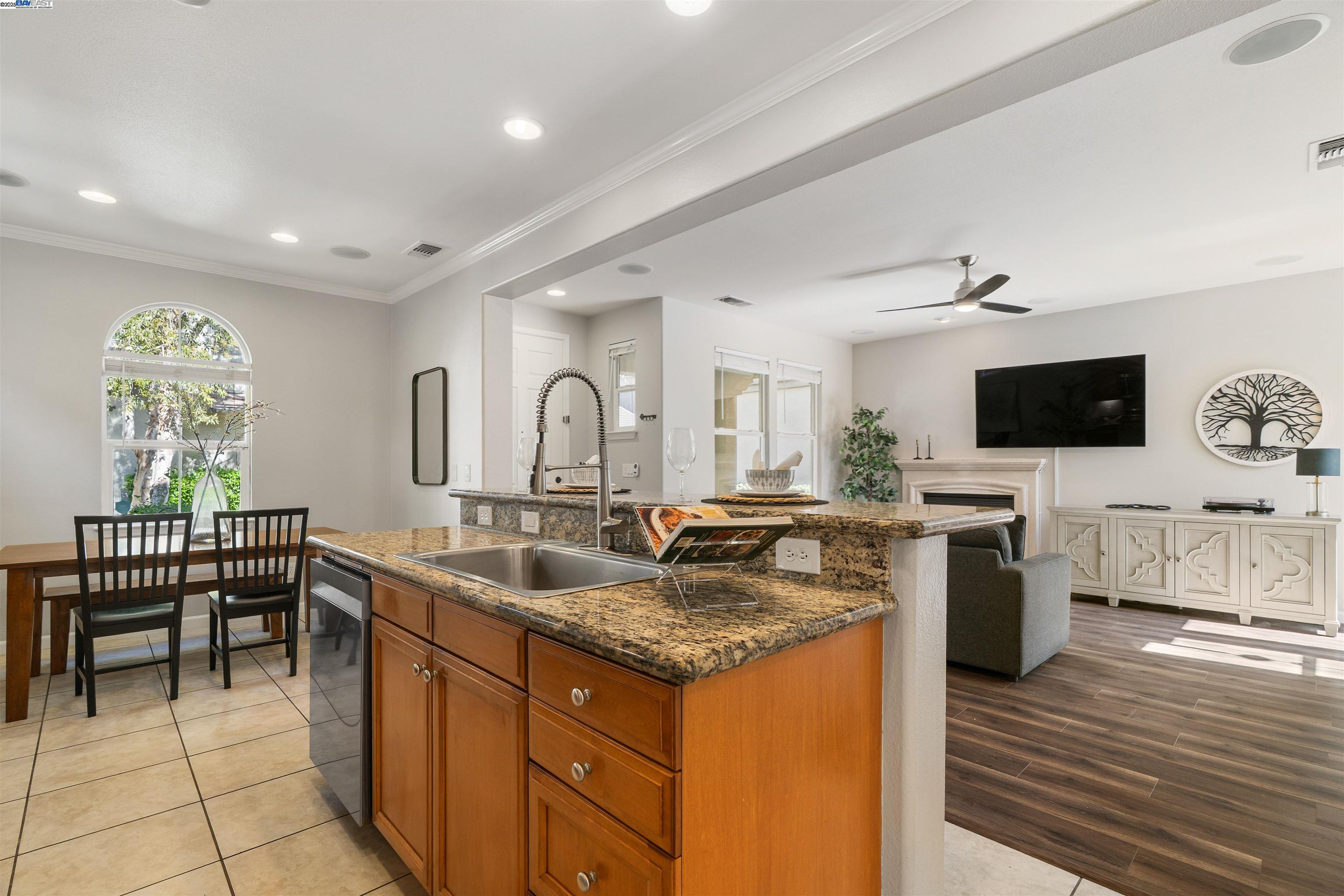 Detail Gallery Image 15 of 53 For 215 W Santa Cruz Way, Mountain House,  CA 95391 - 2 Beds | 2/1 Baths