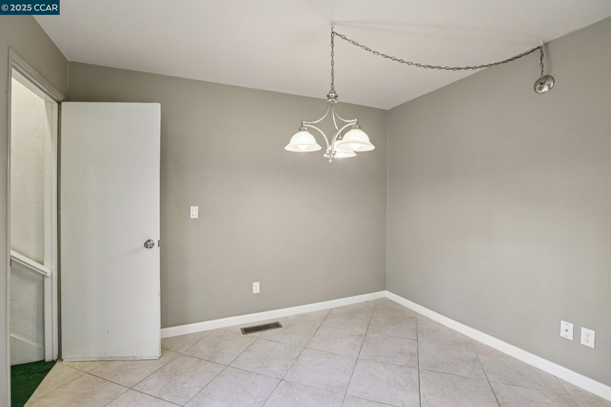 Detail Gallery Image 13 of 59 For 1035 Alta Mesa Dr, Moraga,  CA 94556 - 3 Beds | 2/1 Baths