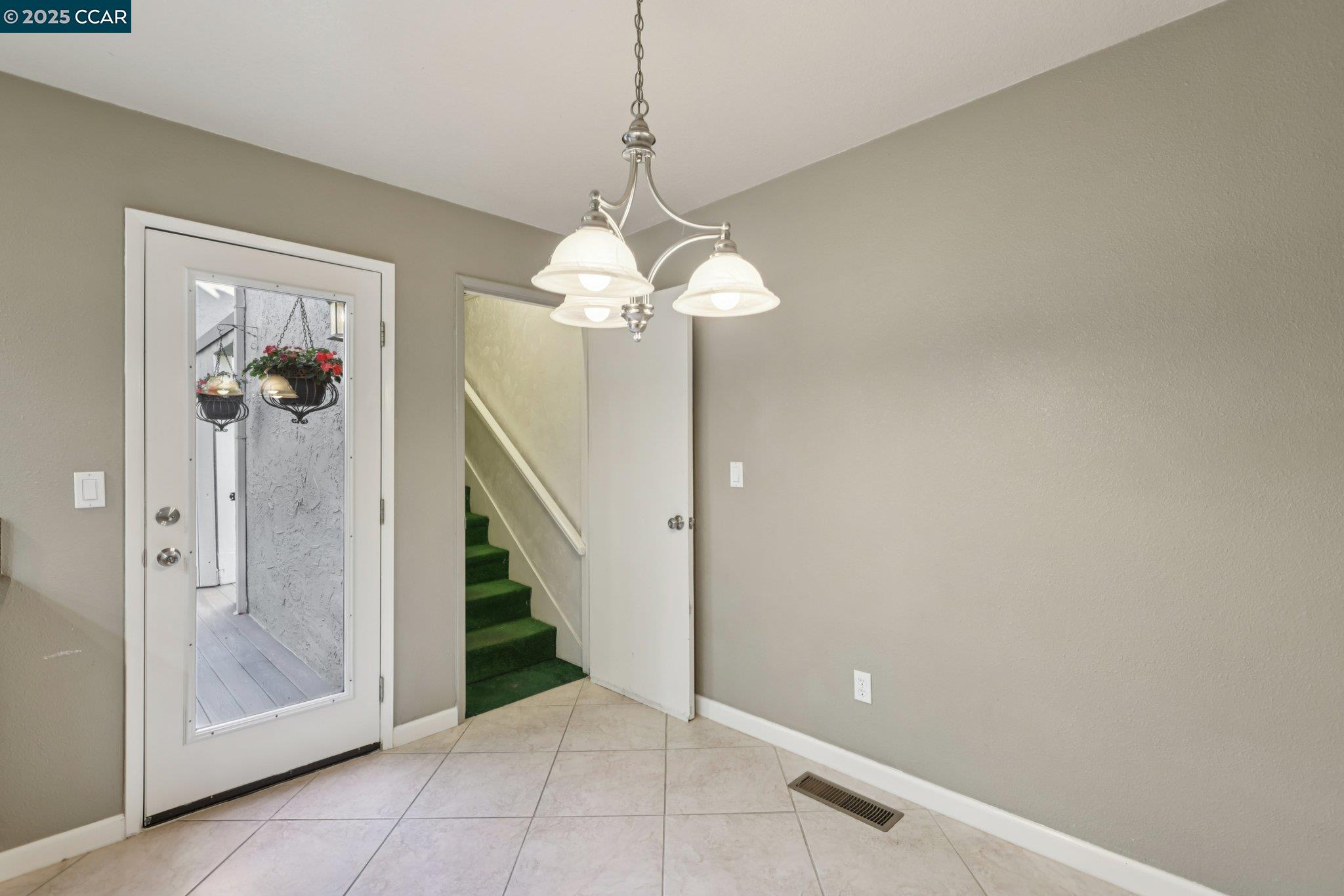 Detail Gallery Image 14 of 59 For 1035 Alta Mesa Dr, Moraga,  CA 94556 - 3 Beds | 2/1 Baths
