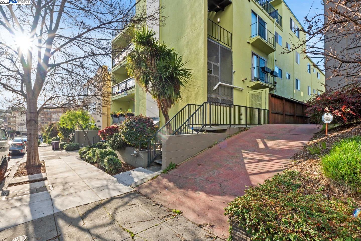 Detail Gallery Image 11 of 16 For 321 Warwick Ave #302,  Oakland,  CA 94610 - 2 Beds | 2 Baths