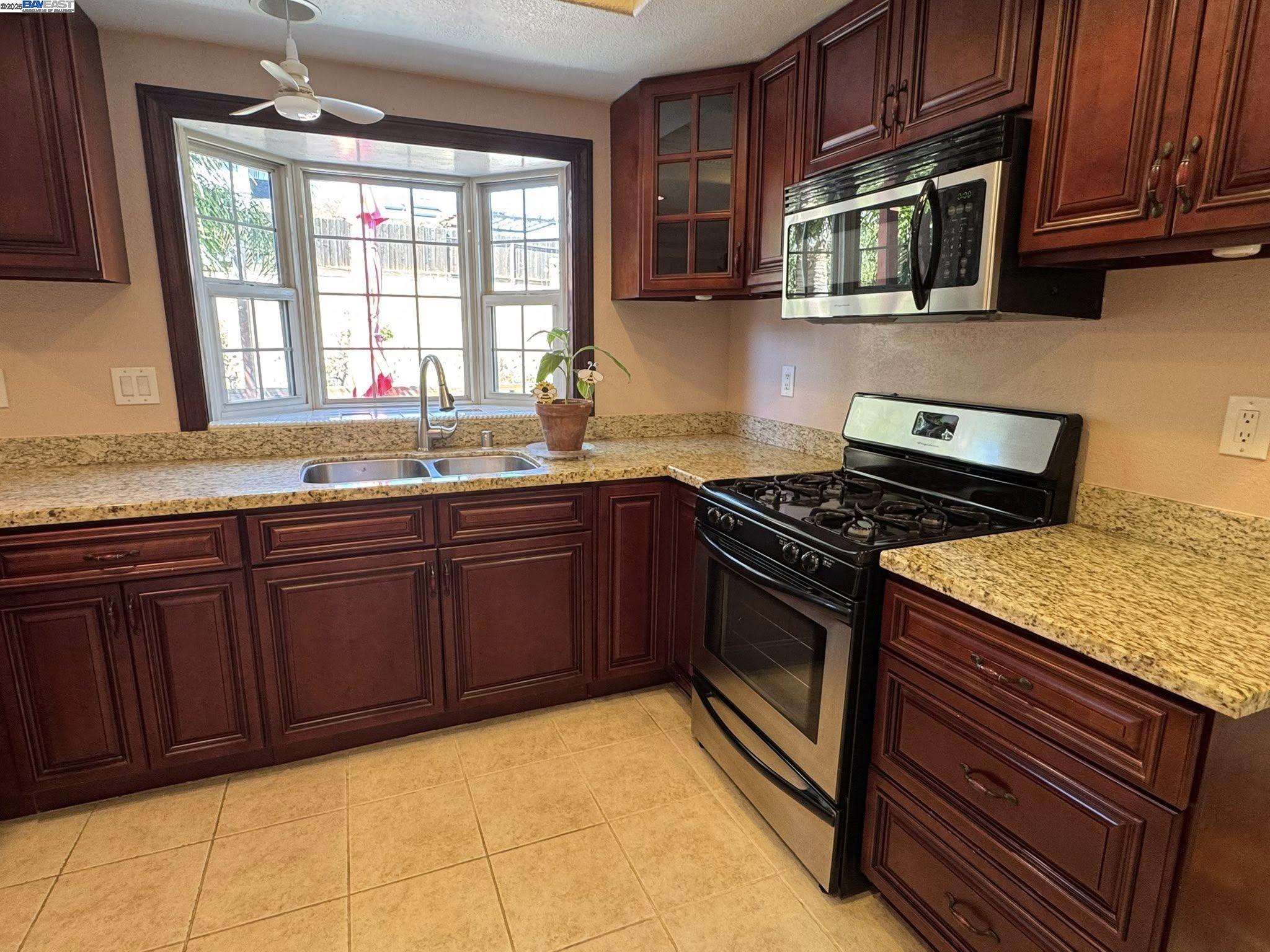 Detail Gallery Image 16 of 53 For 4359 Oakdale Pl, Pittsburg,  CA 94565 - 4 Beds | 2/1 Baths