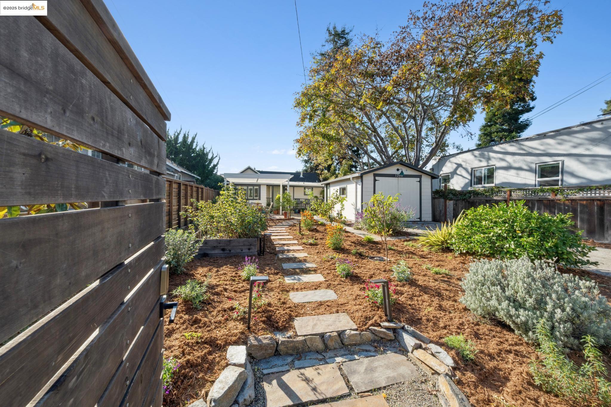 Detail Gallery Image 2 of 37 For 1200 Cornell Ave, Berkeley,  CA 94706 - 1 Beds | 1 Baths