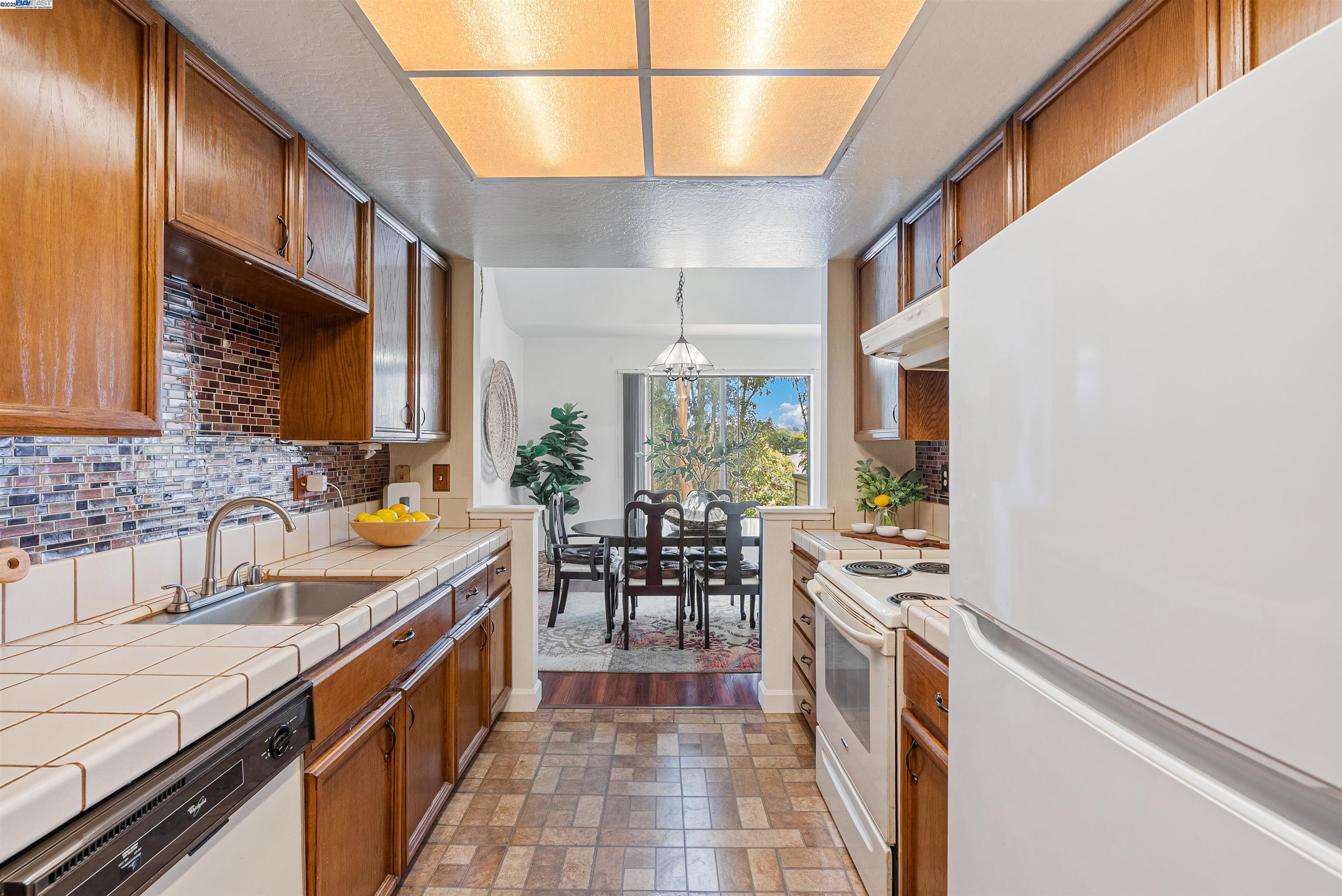 Detail Gallery Image 12 of 34 For 2742 East Ct, Richmond,  CA 94806 - 2 Beds | 2 Baths