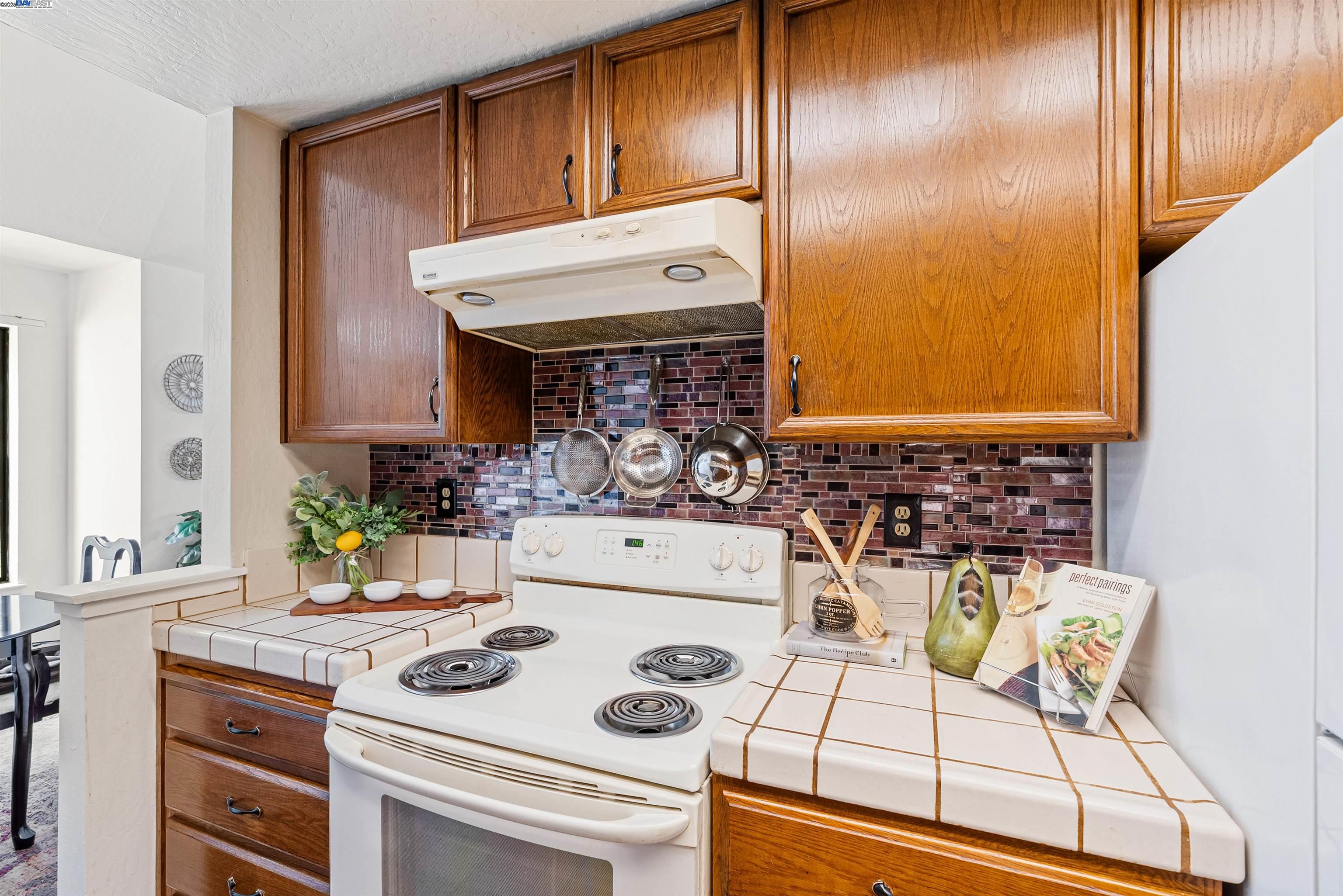 Detail Gallery Image 10 of 34 For 2742 East Ct, Richmond,  CA 94806 - 2 Beds | 2 Baths