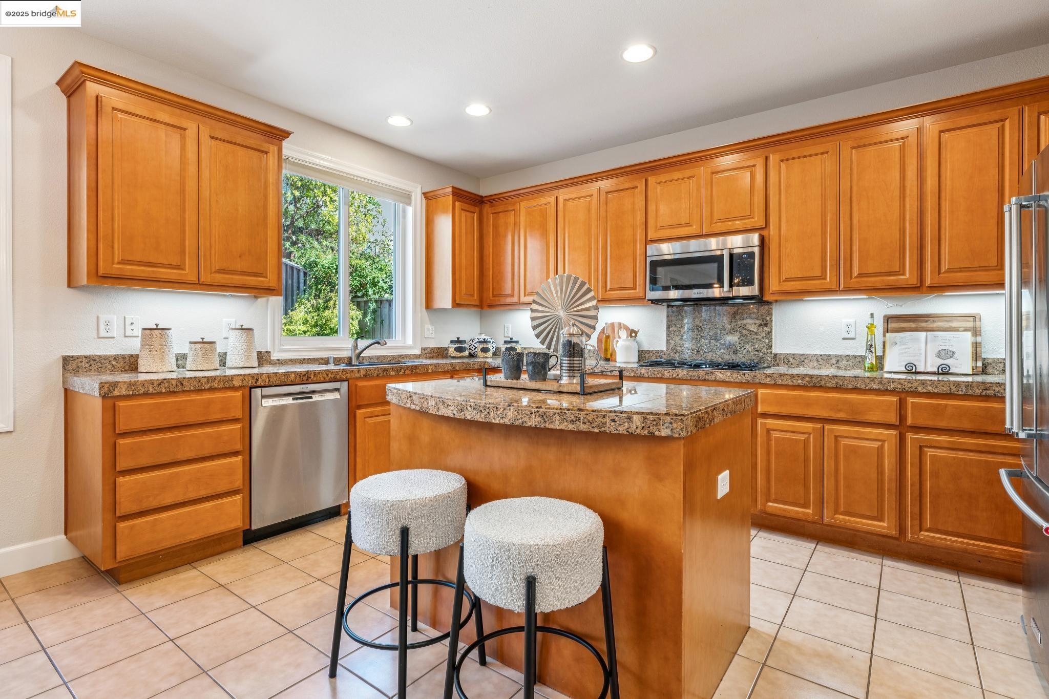 Detail Gallery Image 18 of 60 For 209 Seaview Drive, Richmond,  CA 94801 - 4 Beds | 3/1 Baths