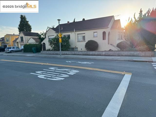 Detail Gallery Image 2 of 18 For 1252 Portland Ave, Albany,  CA 94706 - 2 Beds | 1 Baths