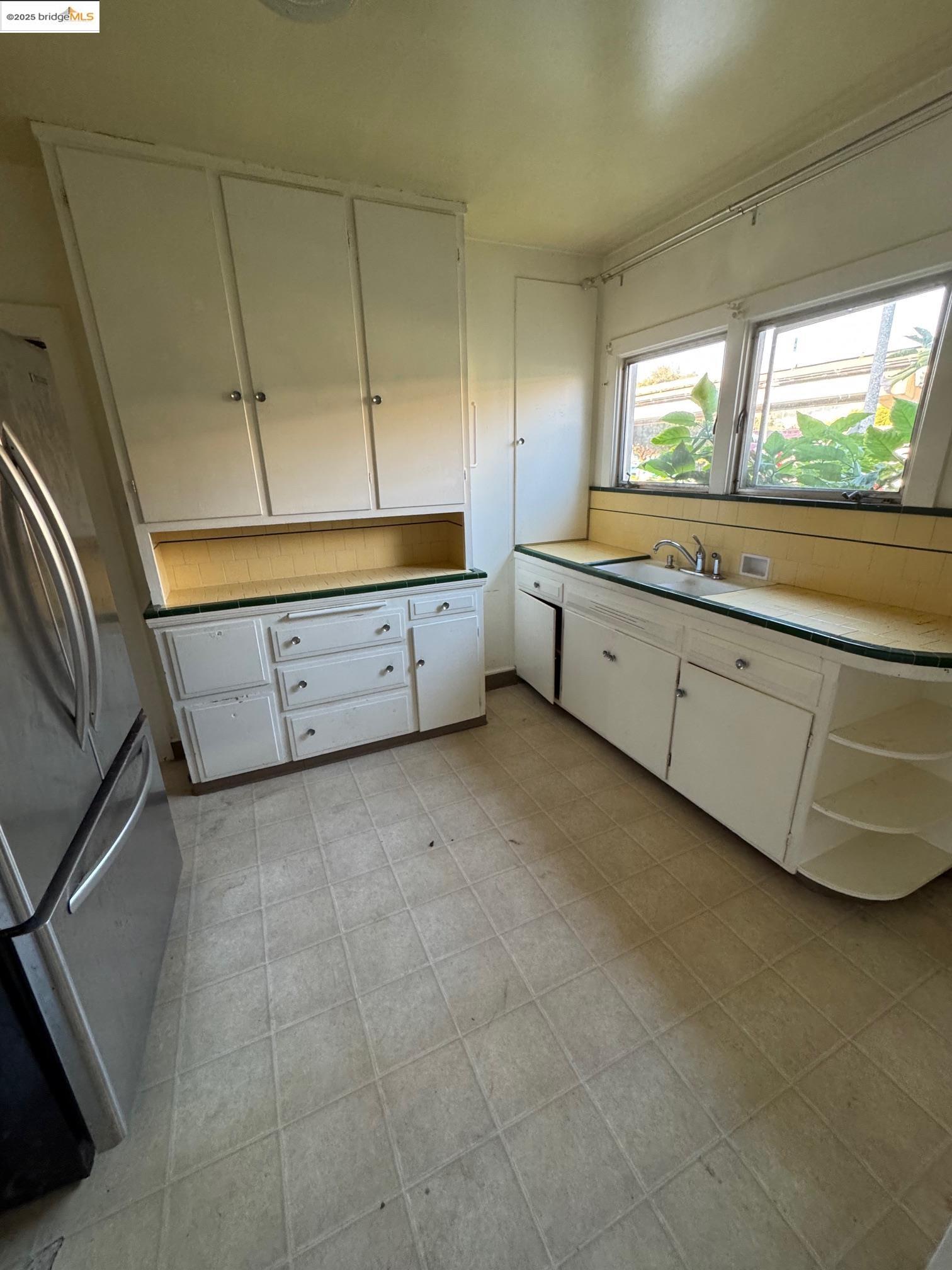 Detail Gallery Image 10 of 18 For 1252 Portland Ave, Albany,  CA 94706 - 2 Beds | 1 Baths