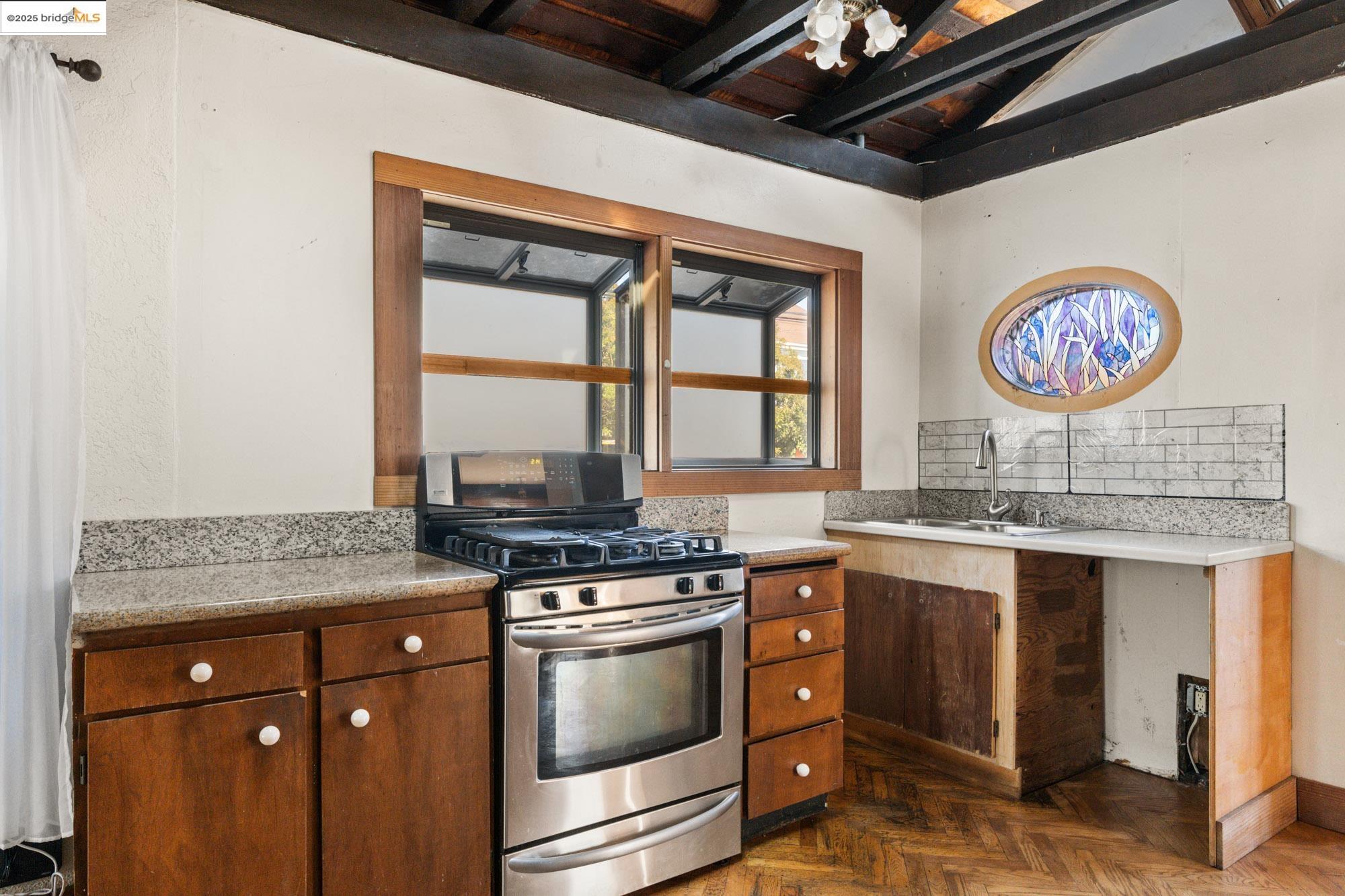 Detail Gallery Image 16 of 41 For 4430 Webster St, Oakland,  CA 94609 - 2 Beds | 1/1 Baths